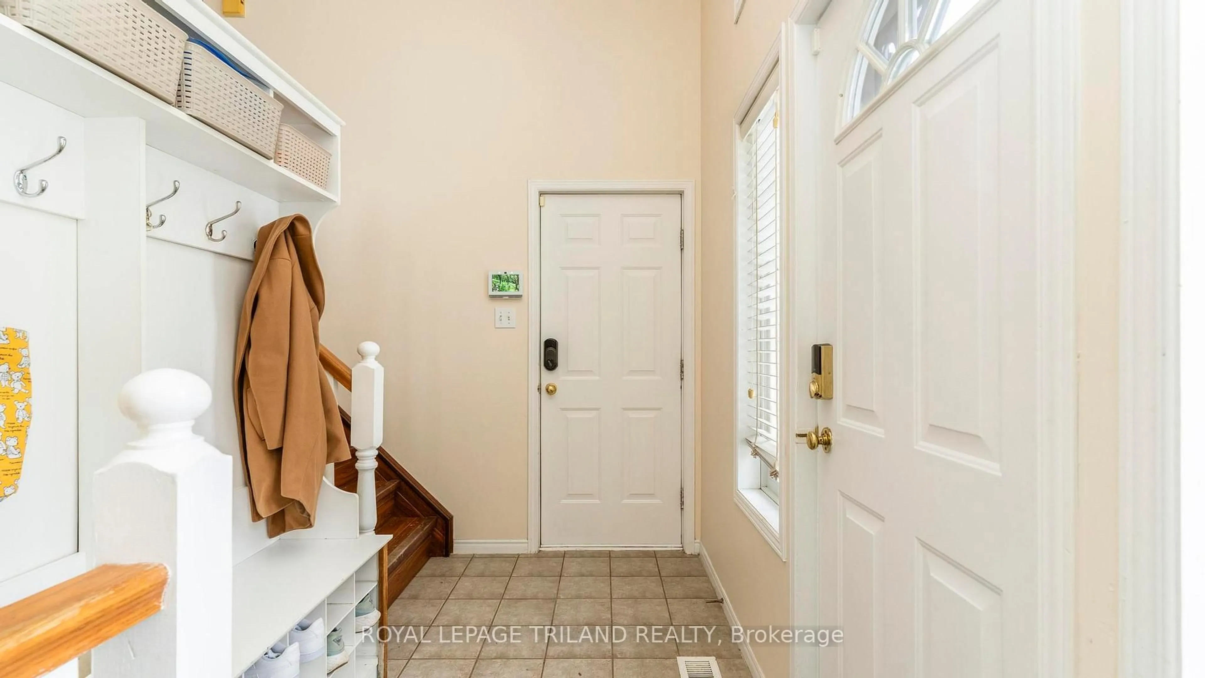 Indoor entryway for 57 SIMMS Crt, London South Ontario N5Z 5E7