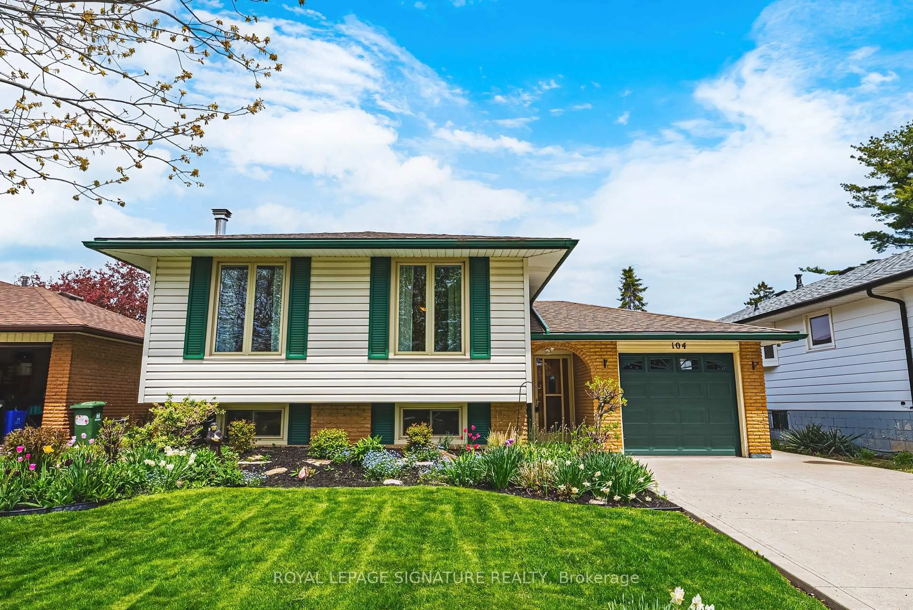 Home with vinyl exterior material, street for 104 Gardiner Dr, Hamilton Ontario L9C 5W8