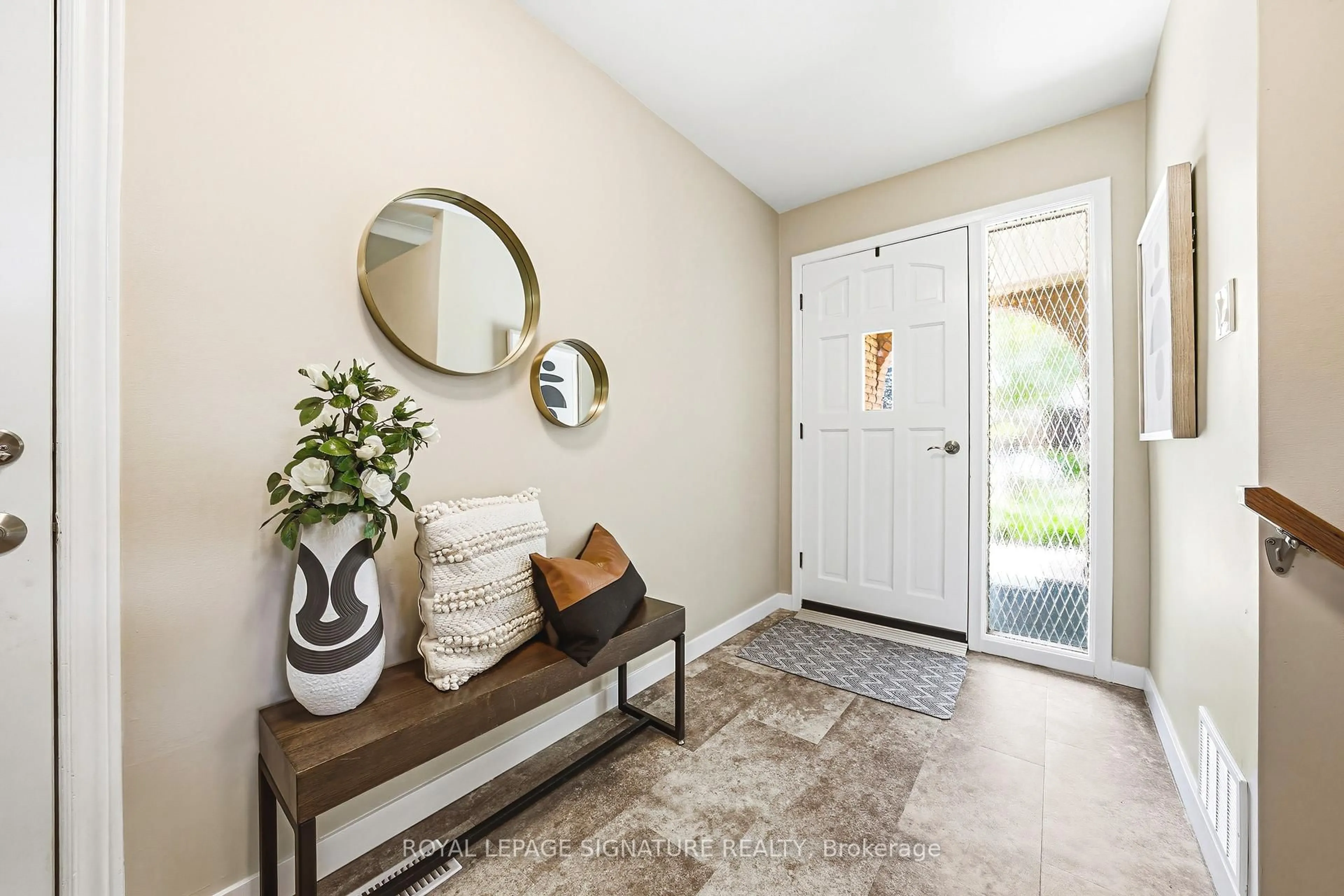 Indoor entryway for 104 Gardiner Dr, Hamilton Ontario L9C 5W8