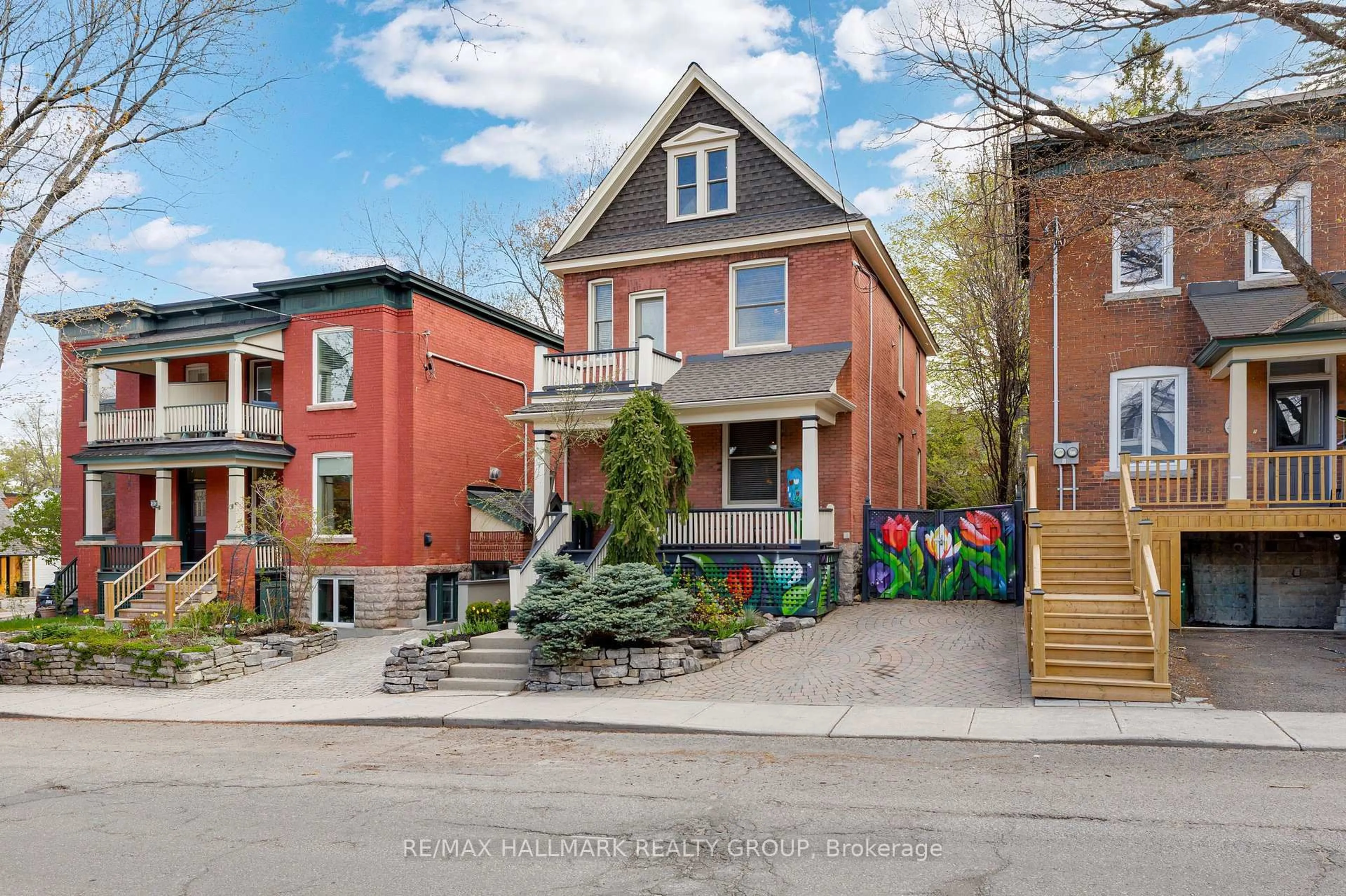 Unknown for 211 Russell Ave, Ottawa Ontario K1N 7X6