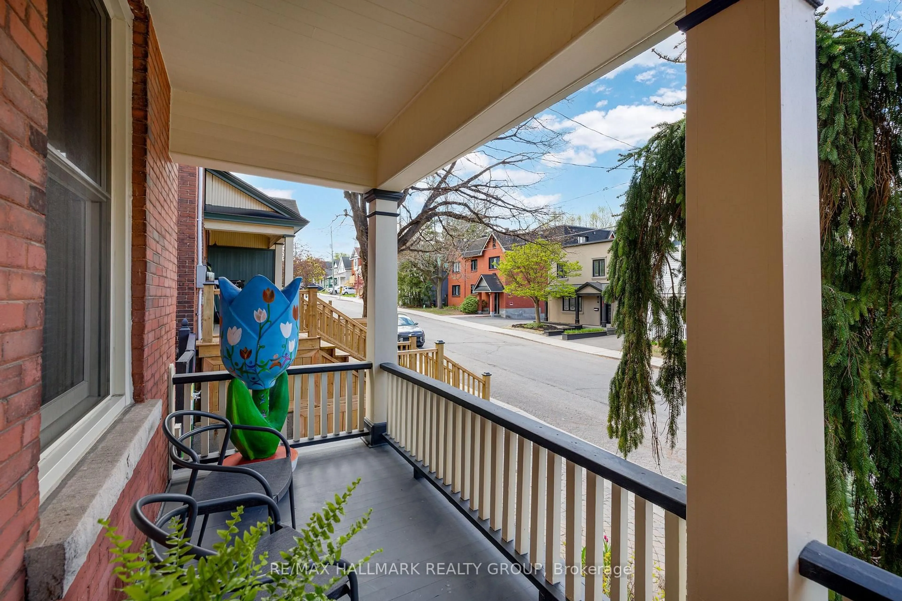 Patio, street for 211 Russell Ave, Ottawa Ontario K1N 7X6
