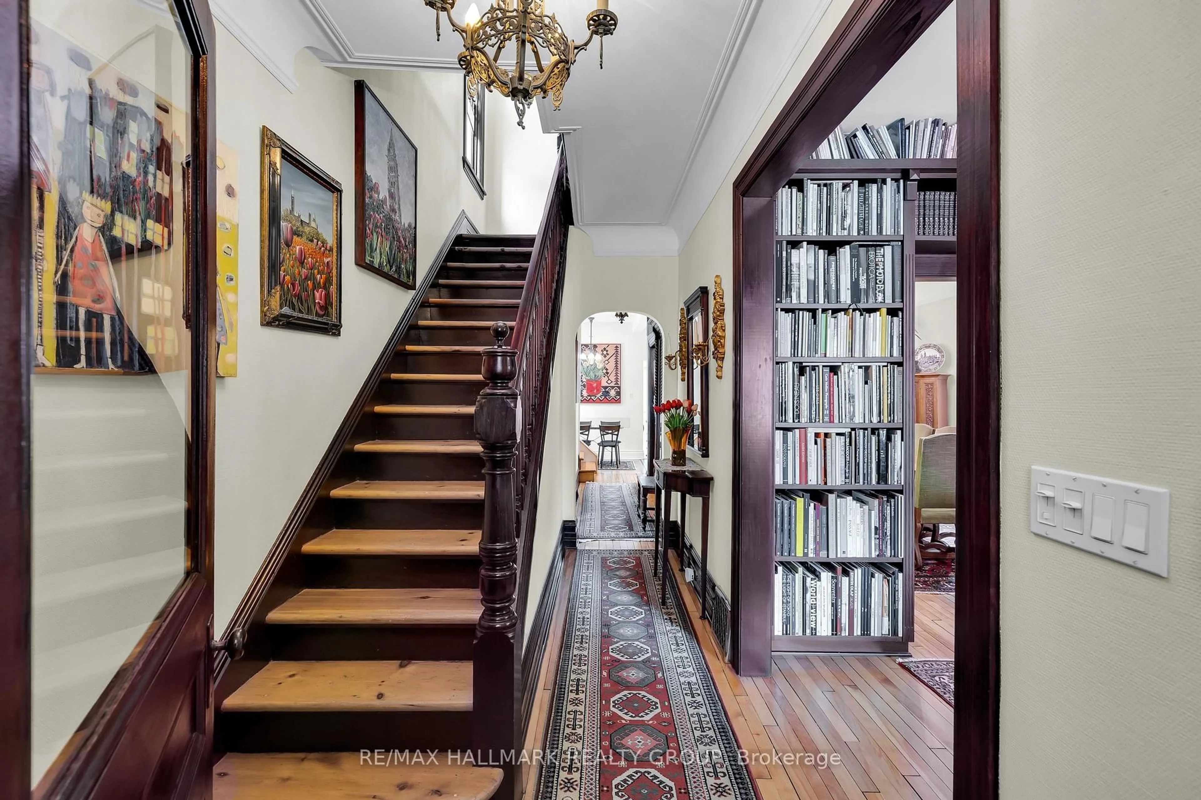 Indoor foyer for 211 Russell Ave, Ottawa Ontario K1N 7X6