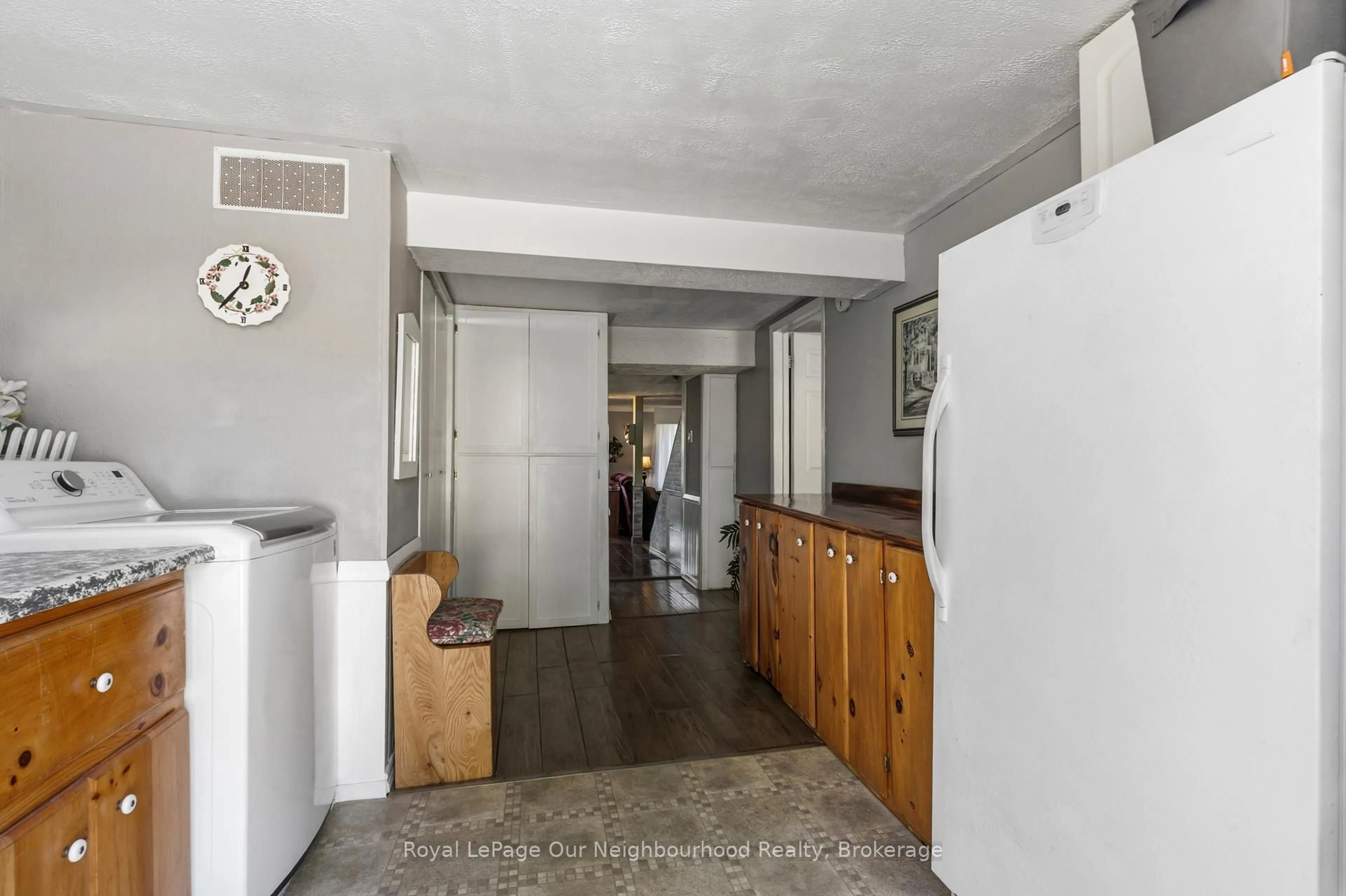 Indoor foyer for 261 River Rd, Trent Hills Ontario K0L 1L0
