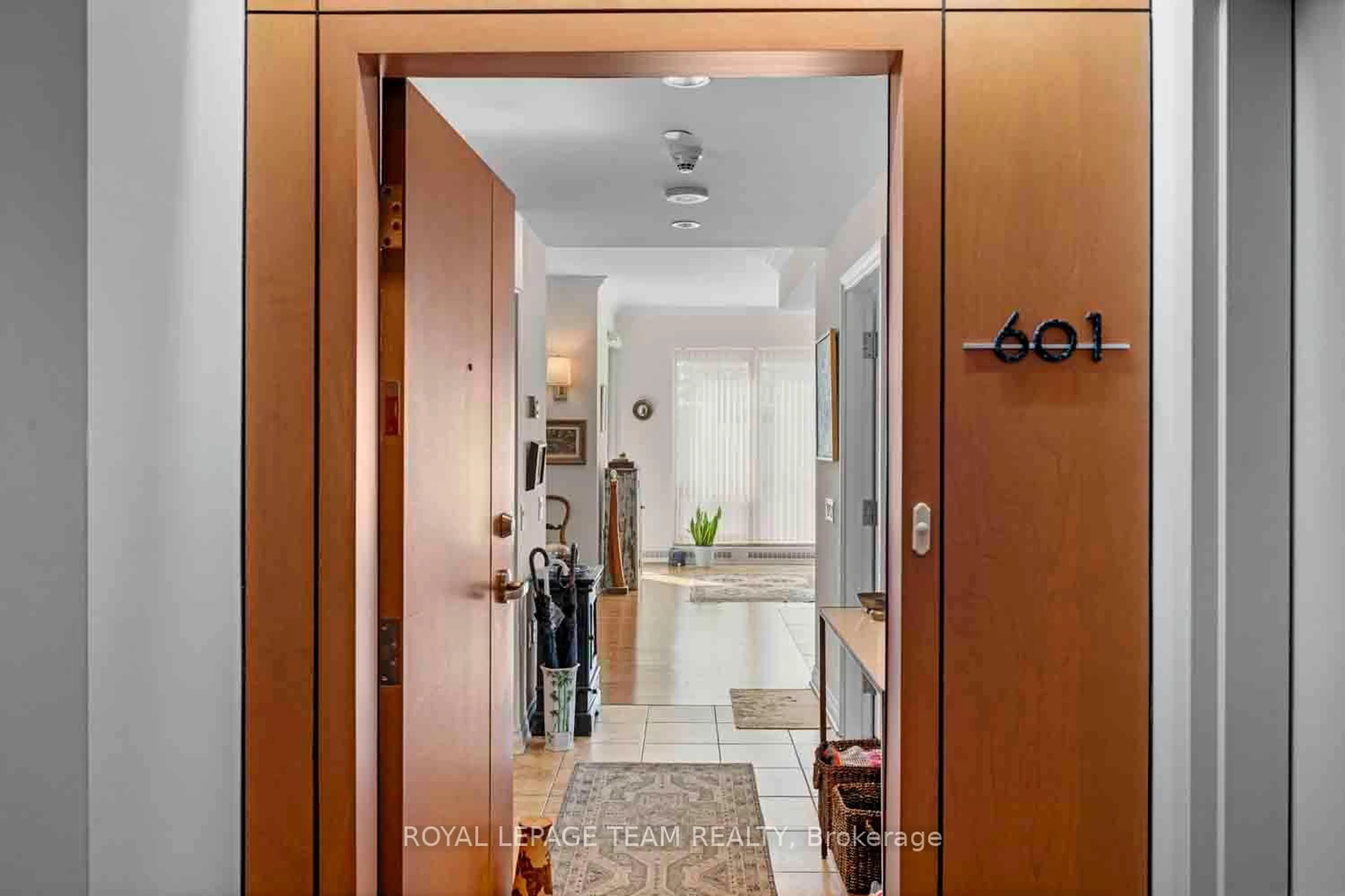 Indoor entryway for 90 George St #601, Ottawa Ontario K1N 0A8