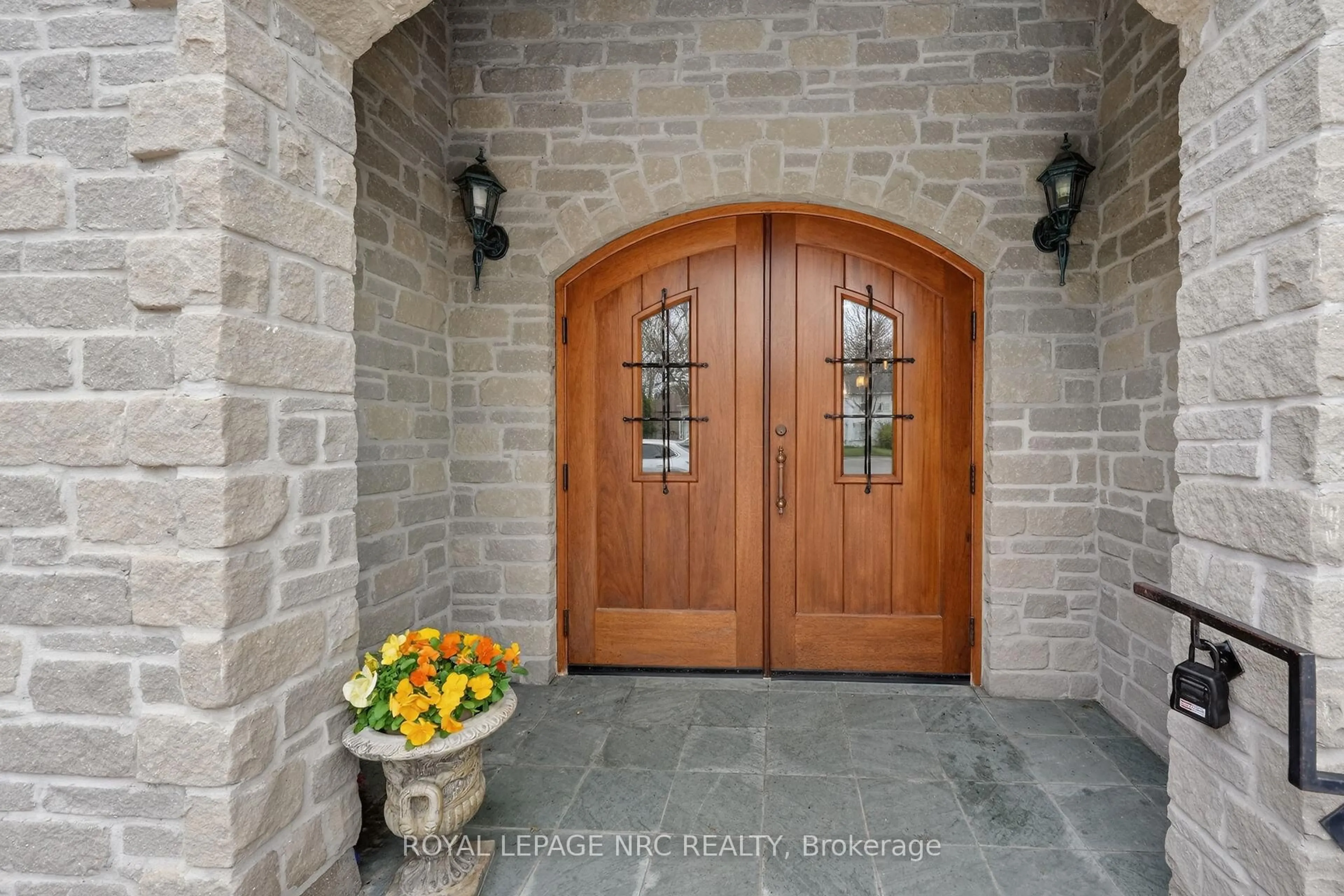 Indoor entryway for 55 Main St #302, St. Catharines Ontario L2N 4T8