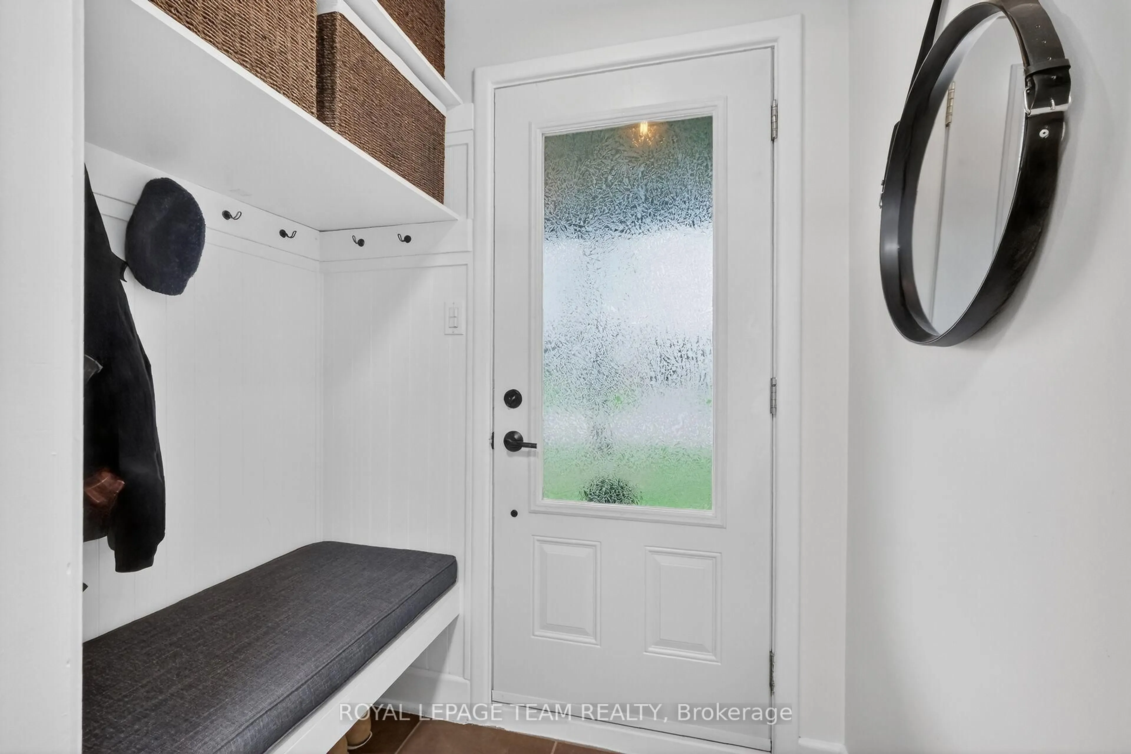 Indoor entryway for 2084 Honeywell Ave, Ottawa Ontario K2A 0P8