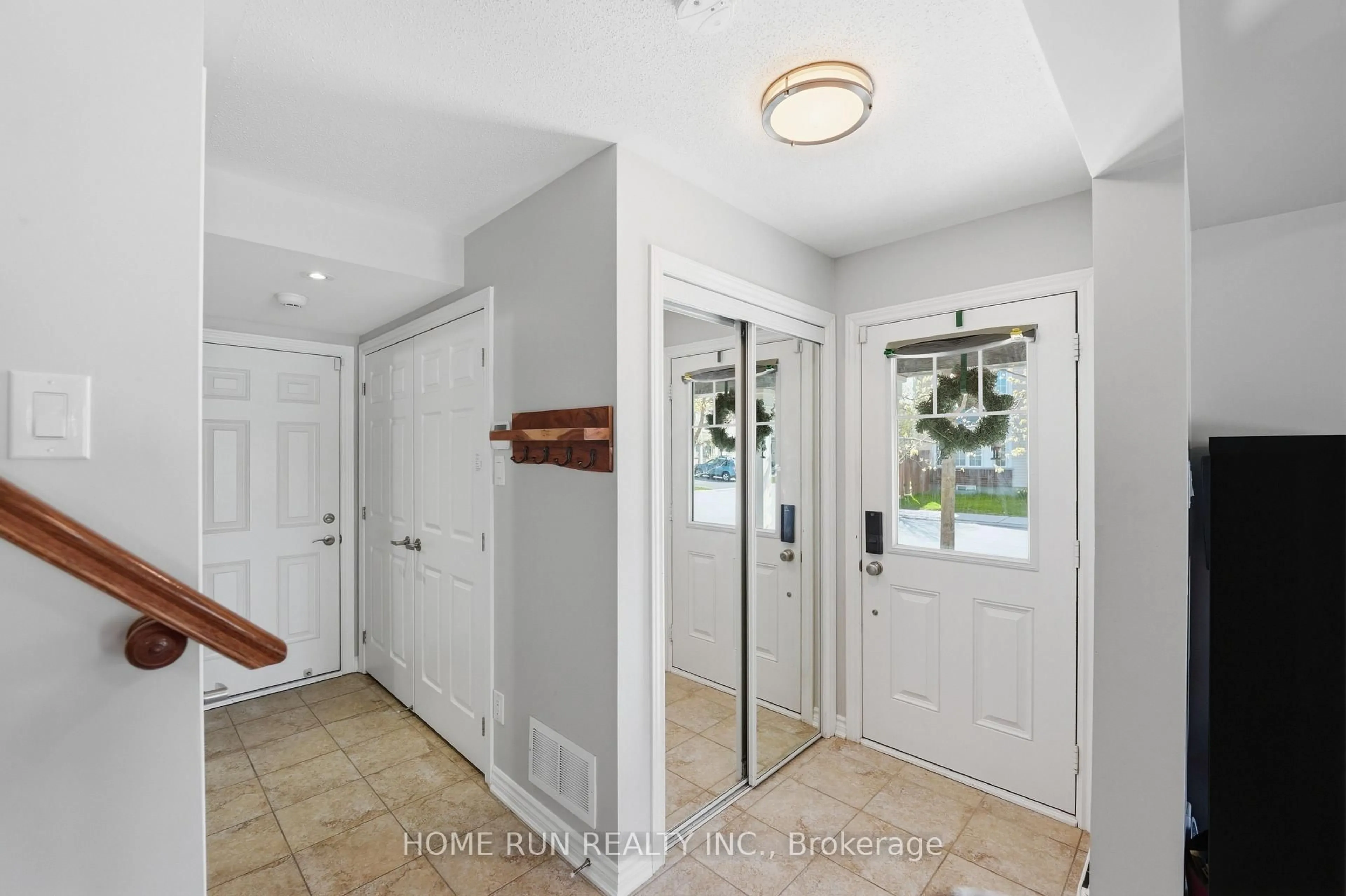 Indoor entryway for 253 Cayman Rd, Ottawa Ontario K2S 0N7