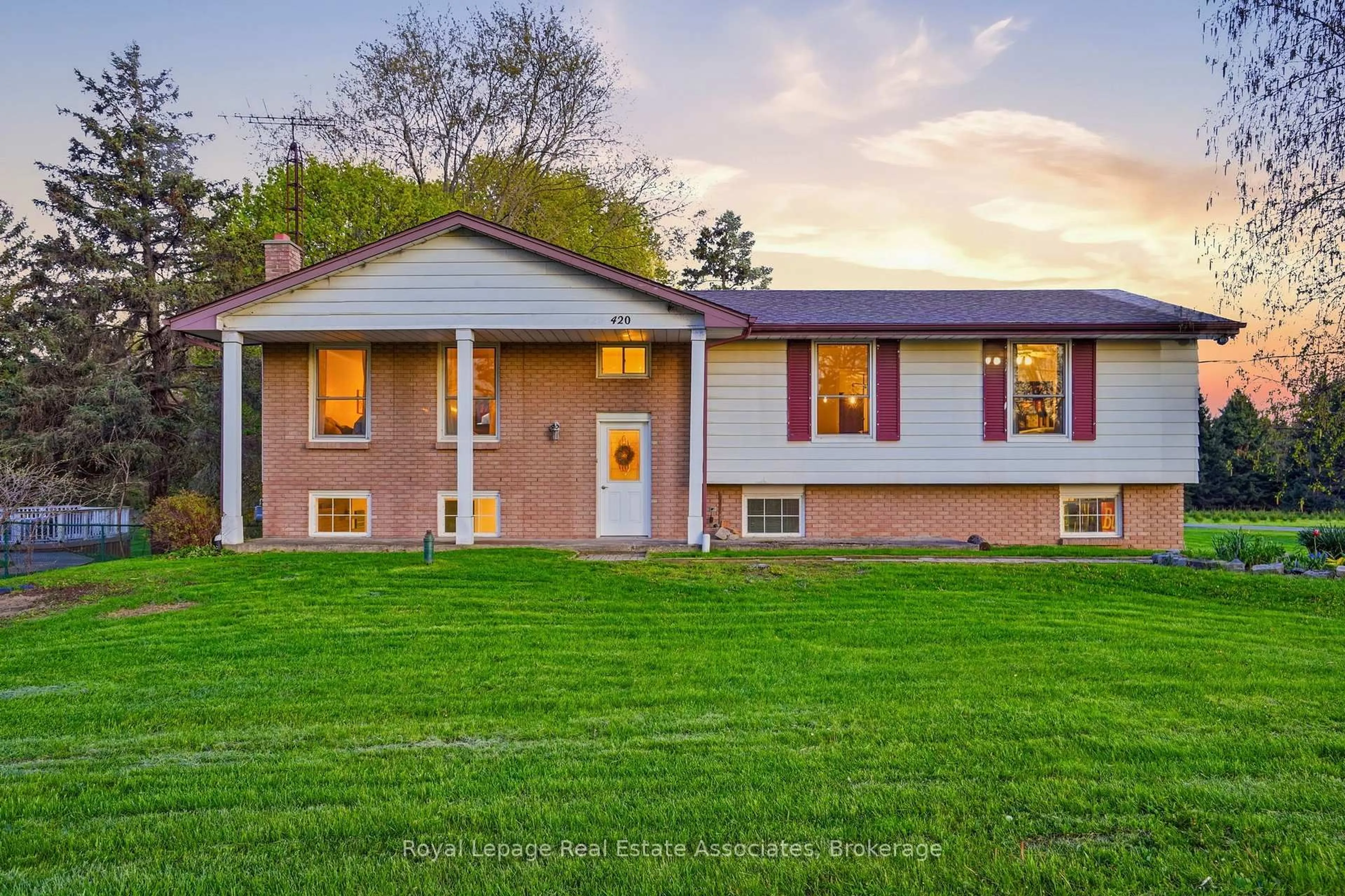 Home with vinyl exterior material, street for 420 Concession 5 Rd, Hamilton Ontario L8B 0L5