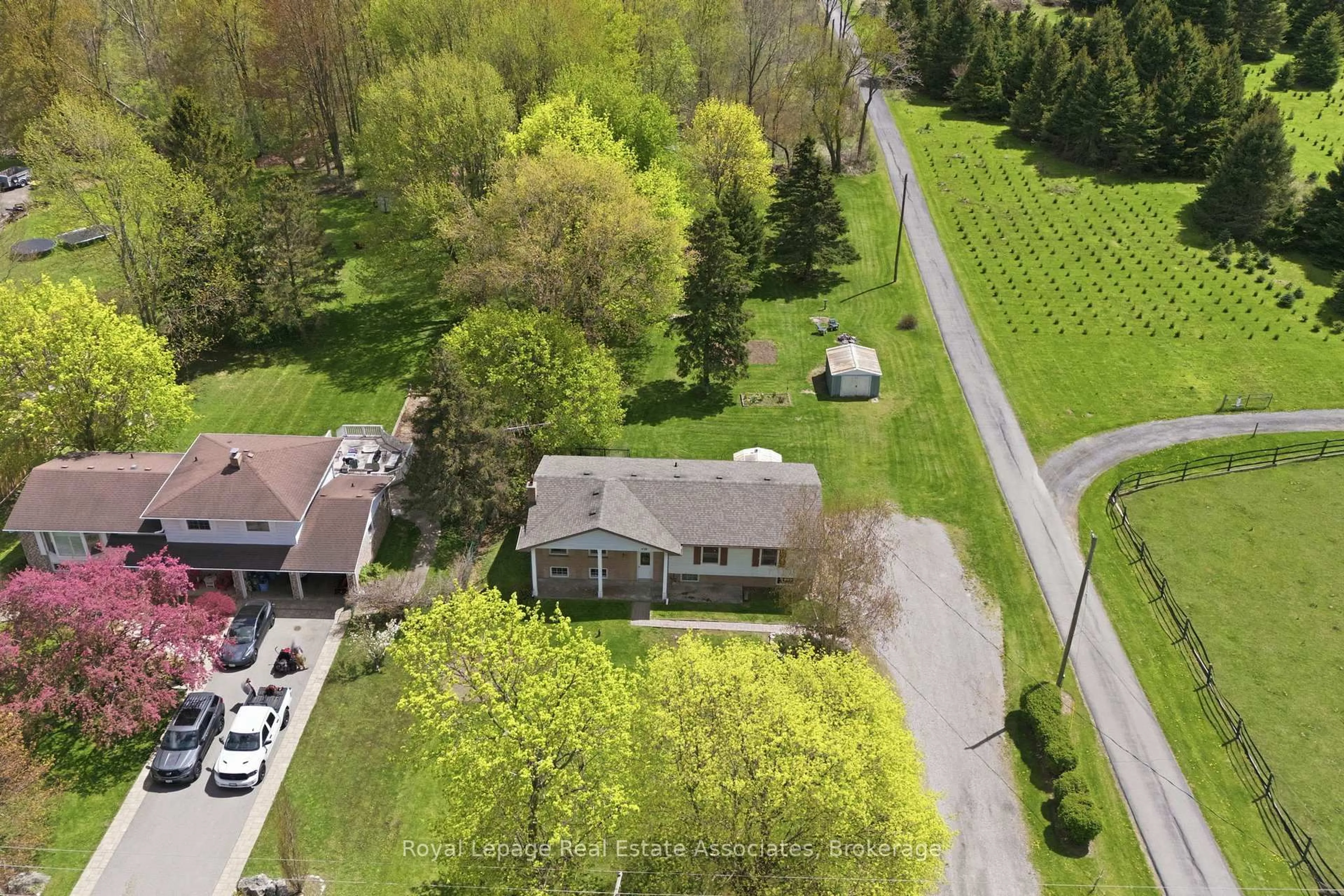 A pic from outside/outdoor area/front of a property/back of a property/a pic from drone, unknown for 420 Concession 5 Rd, Hamilton Ontario L8B 0L5