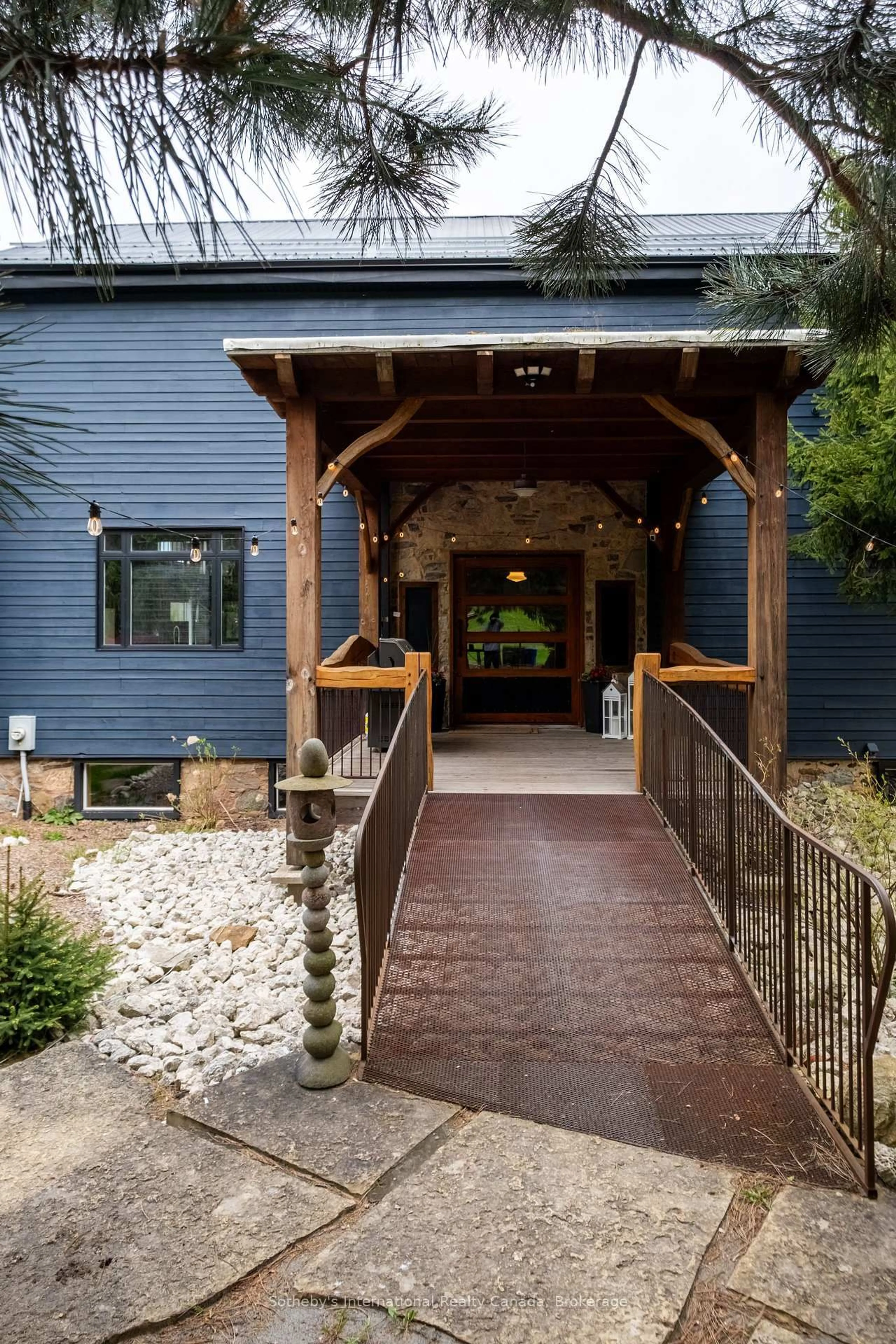 Indoor foyer for 121 Old Highway 26, Meaford Ontario N4L 1W7