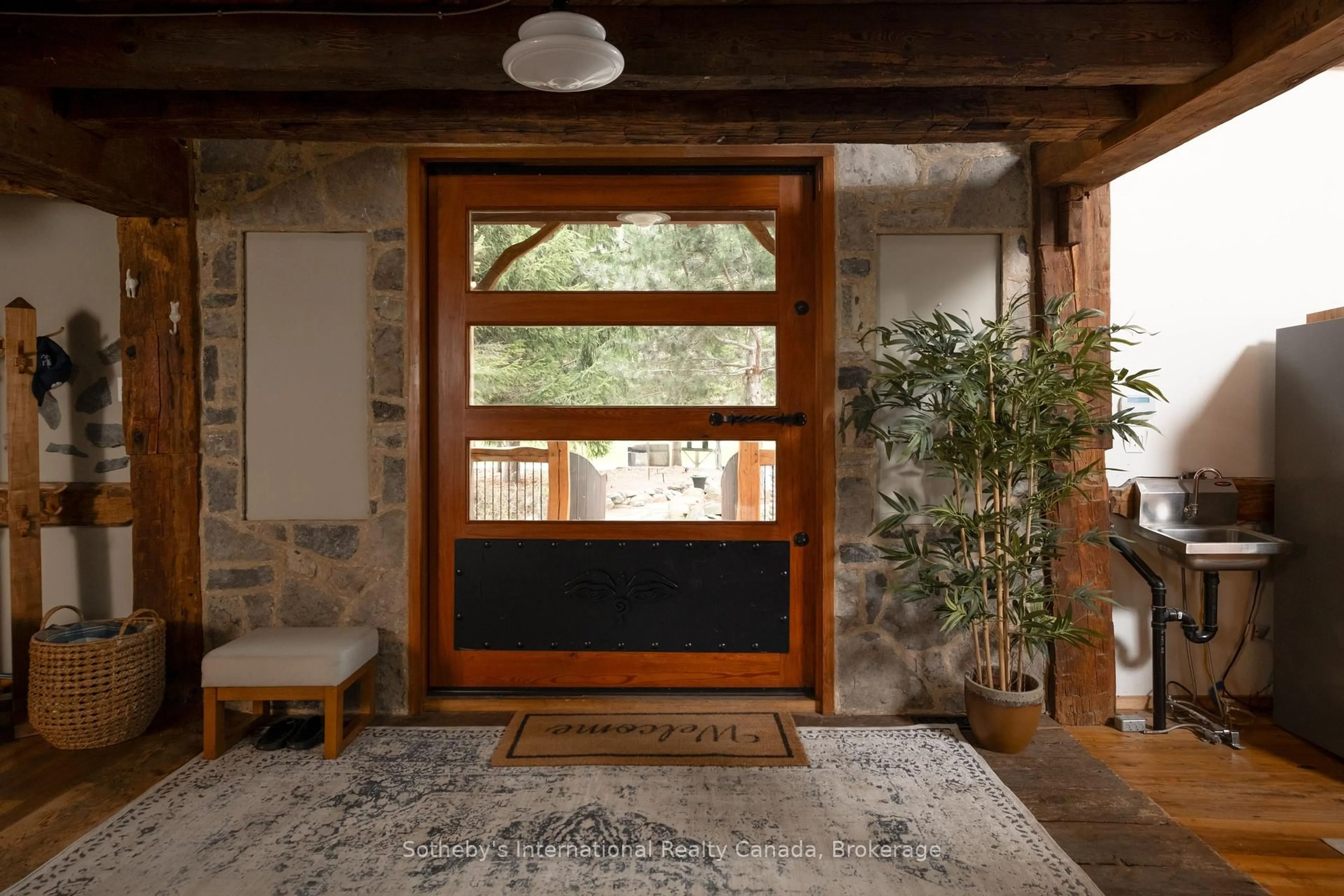 Indoor entryway for 121 Old Highway 26, Meaford Ontario N4L 1W7