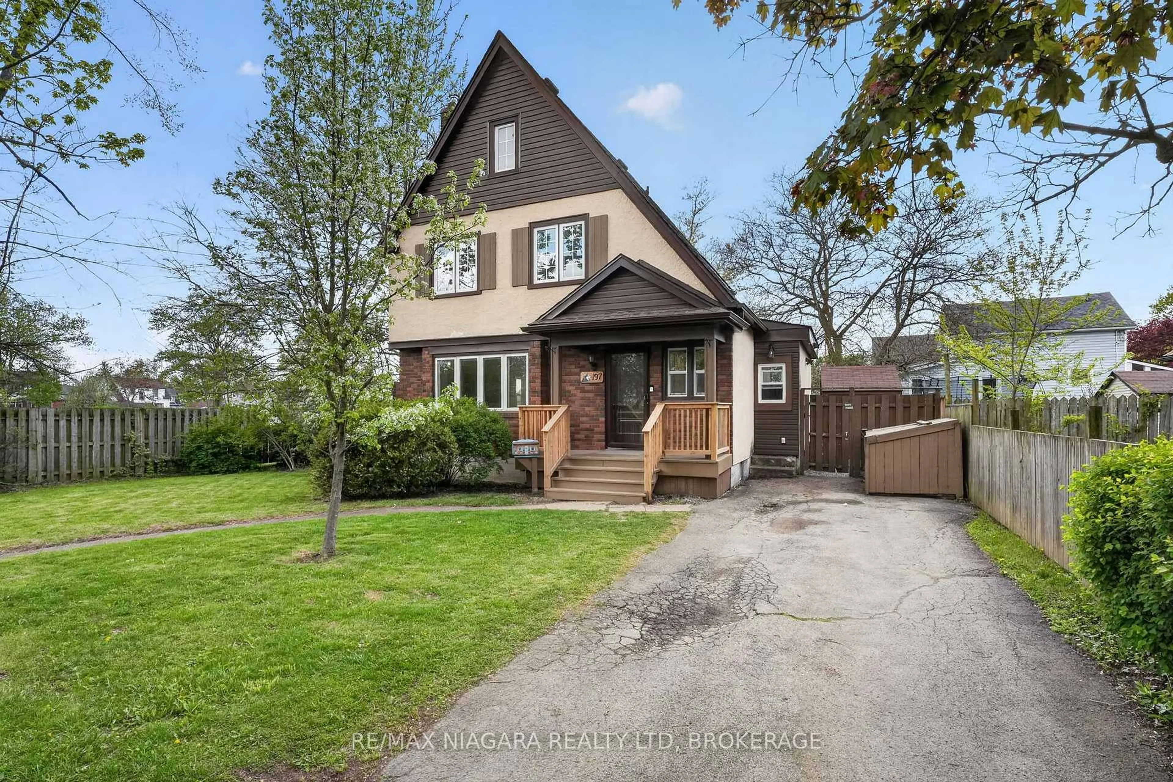 Home with brick exterior material, street for 197 Aqueduct St, Welland Ontario L3C 1C3