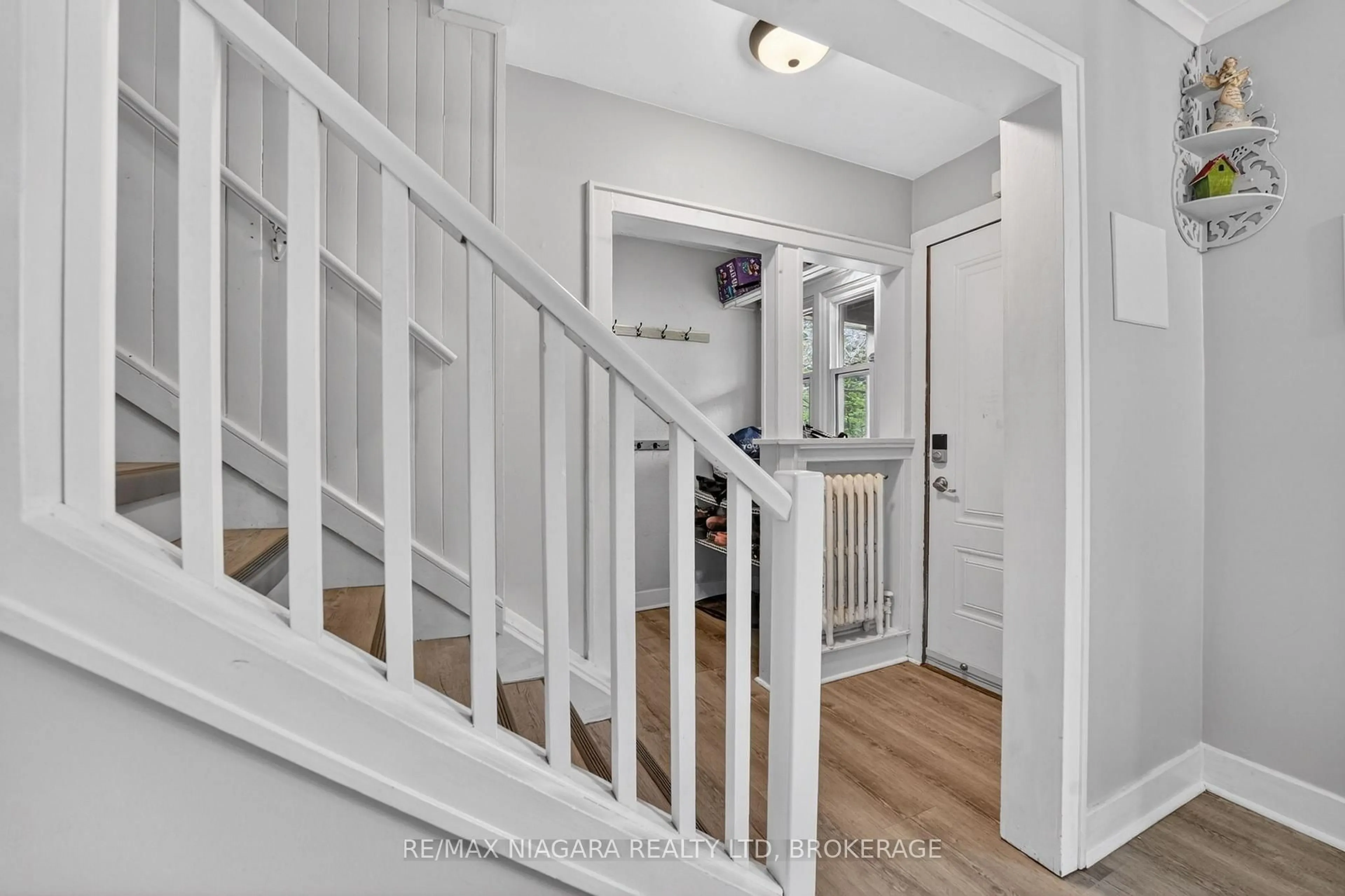 Indoor entryway for 197 Aqueduct St, Welland Ontario L3C 1C3