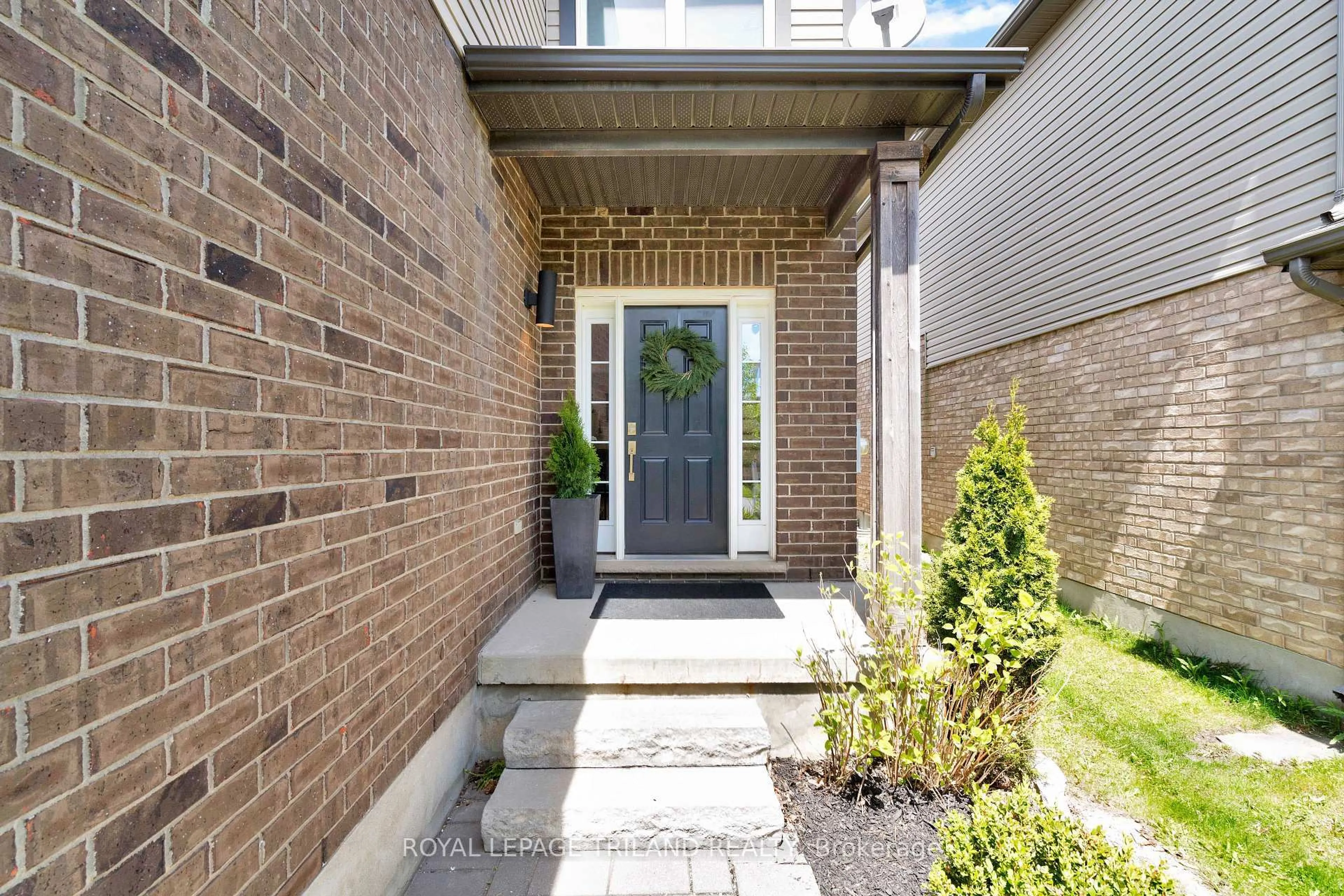 Indoor entryway for 731 Springwood Cres, London North Ontario N6G 0H8