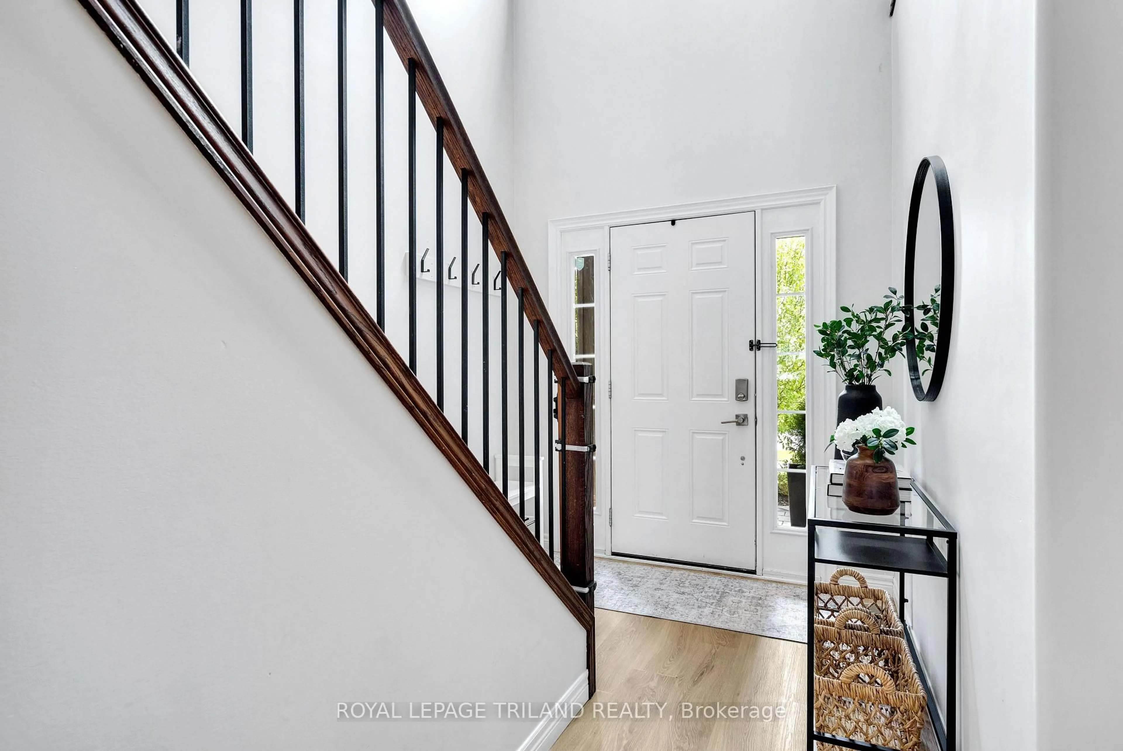 Indoor entryway for 731 Springwood Cres, London North Ontario N6G 0H8