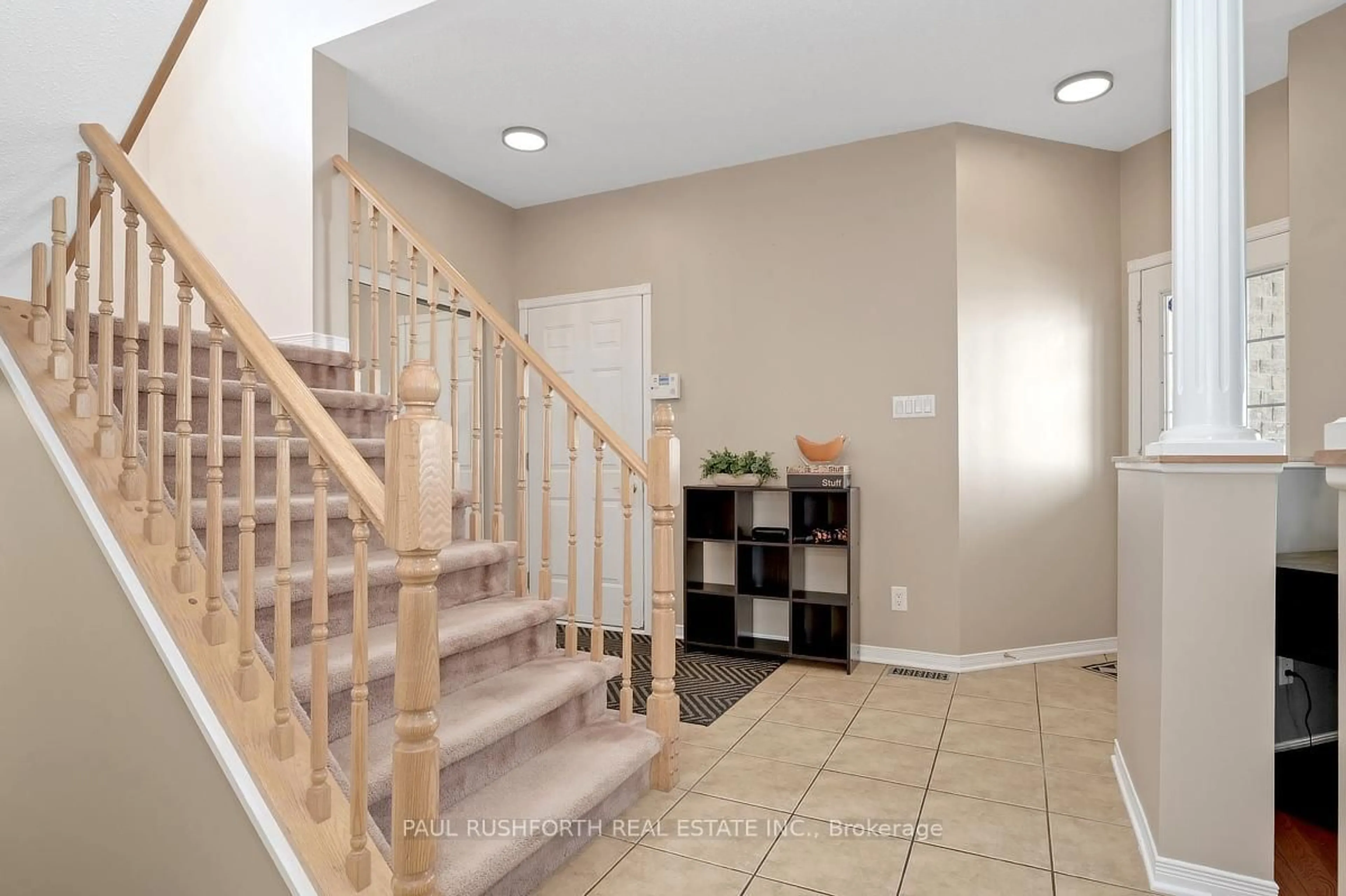 Indoor entryway for 356 Centenaire St, Russell Ontario K0A 1W0