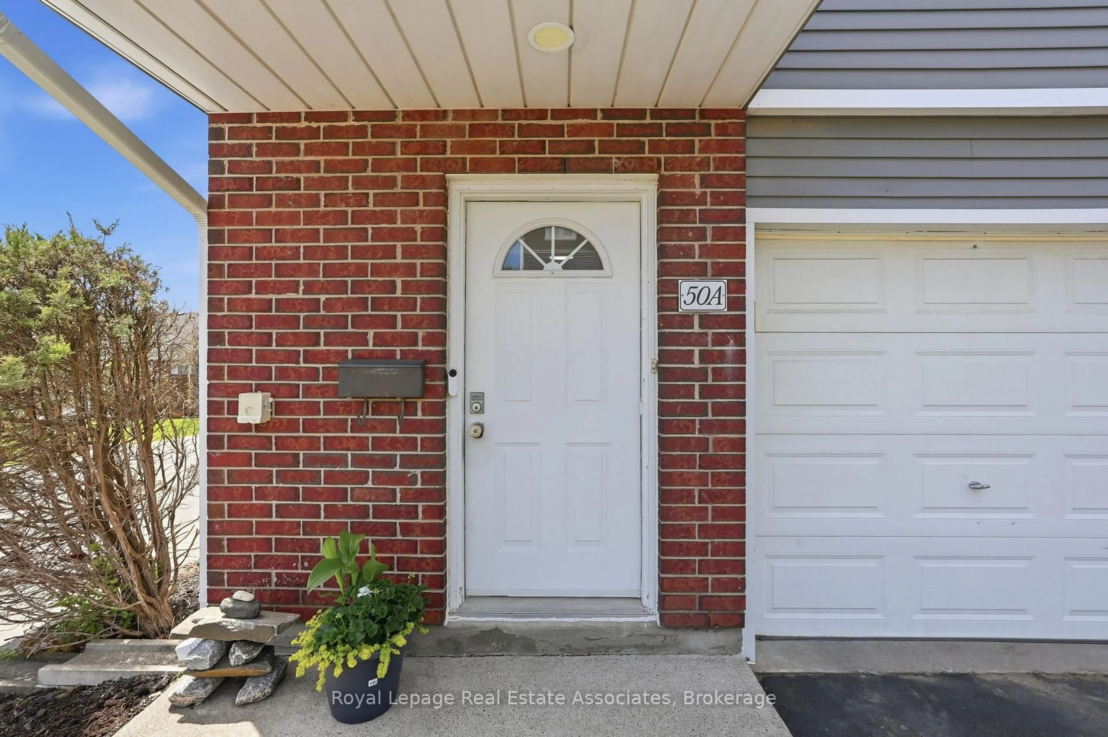 Indoor entryway for 50A Harris Ave, Brantford Ontario N3R 2E9