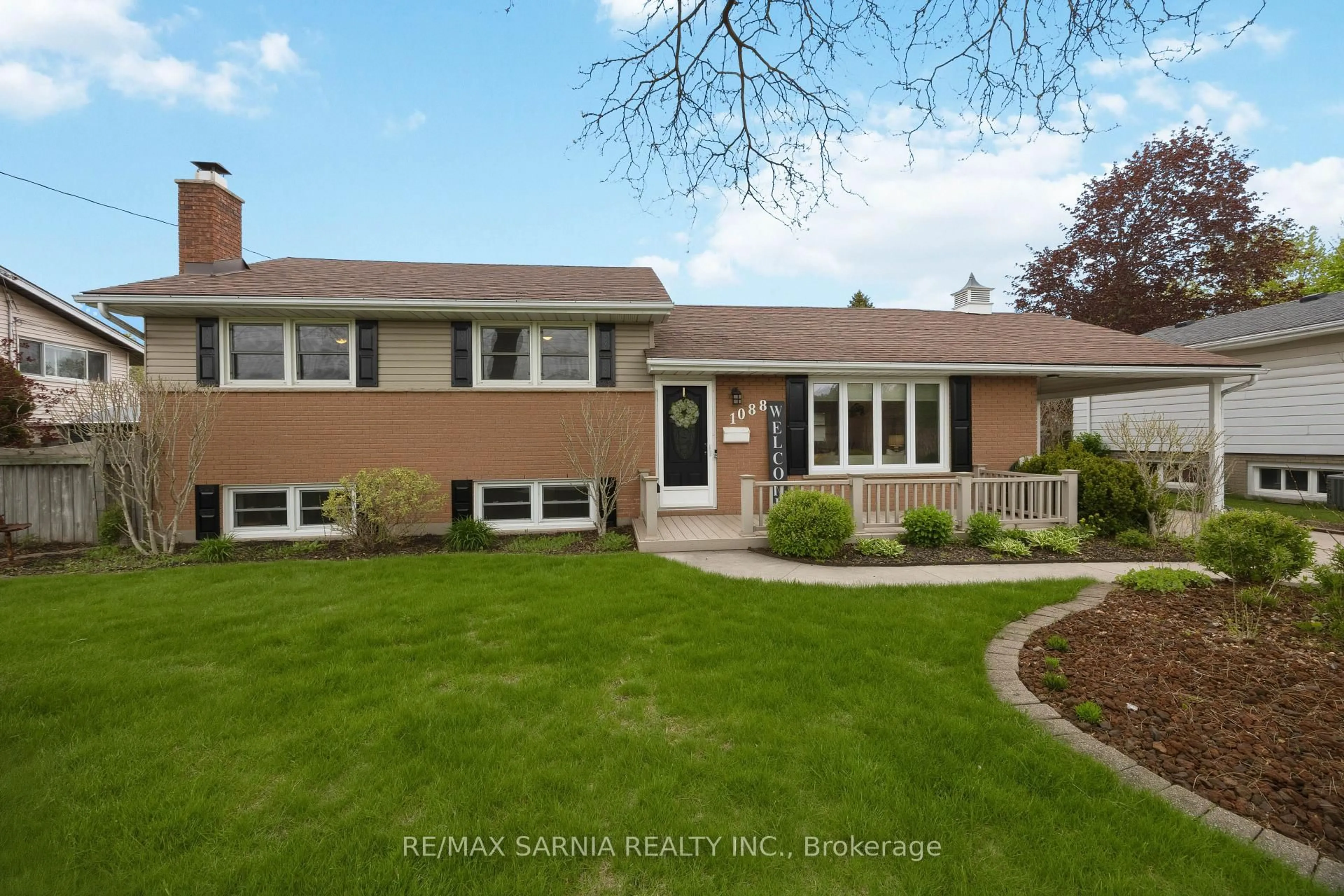 Home with vinyl exterior material, street for 1088 Guthrie Dr, Sarnia Ontario N7S 1Y2