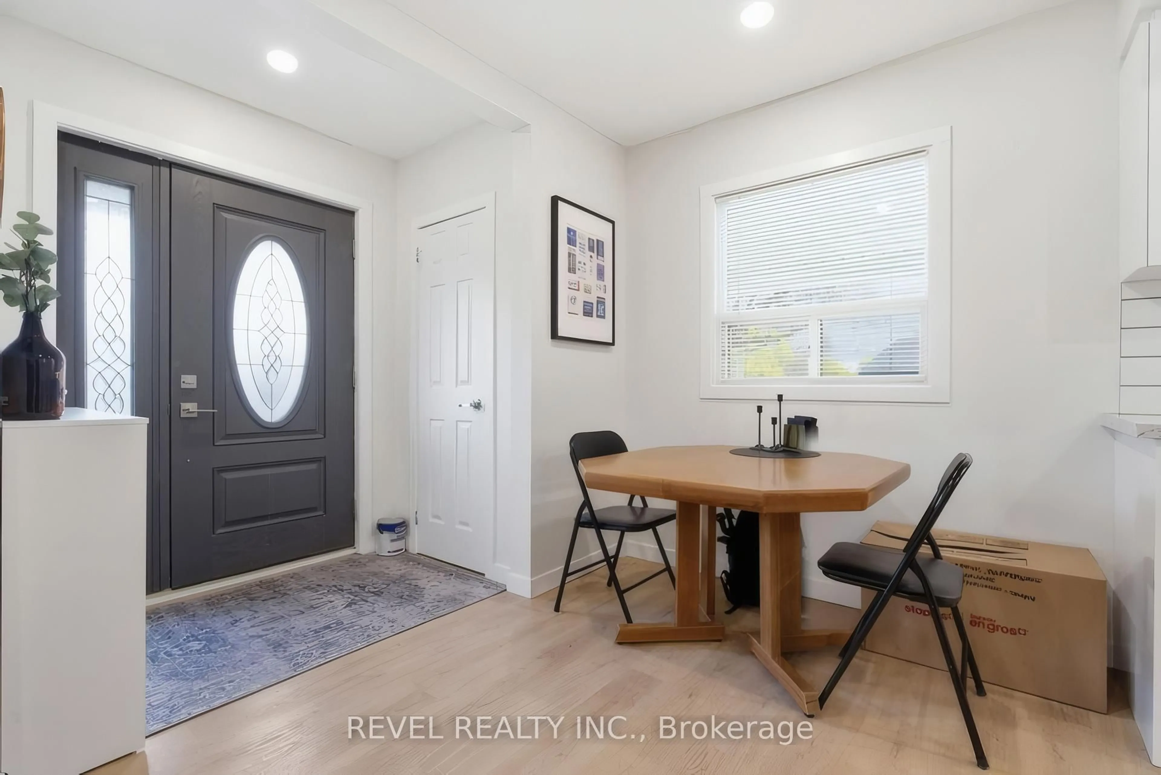 Indoor entryway for 216 Stevenson St, Guelph Ontario N1E 5B2