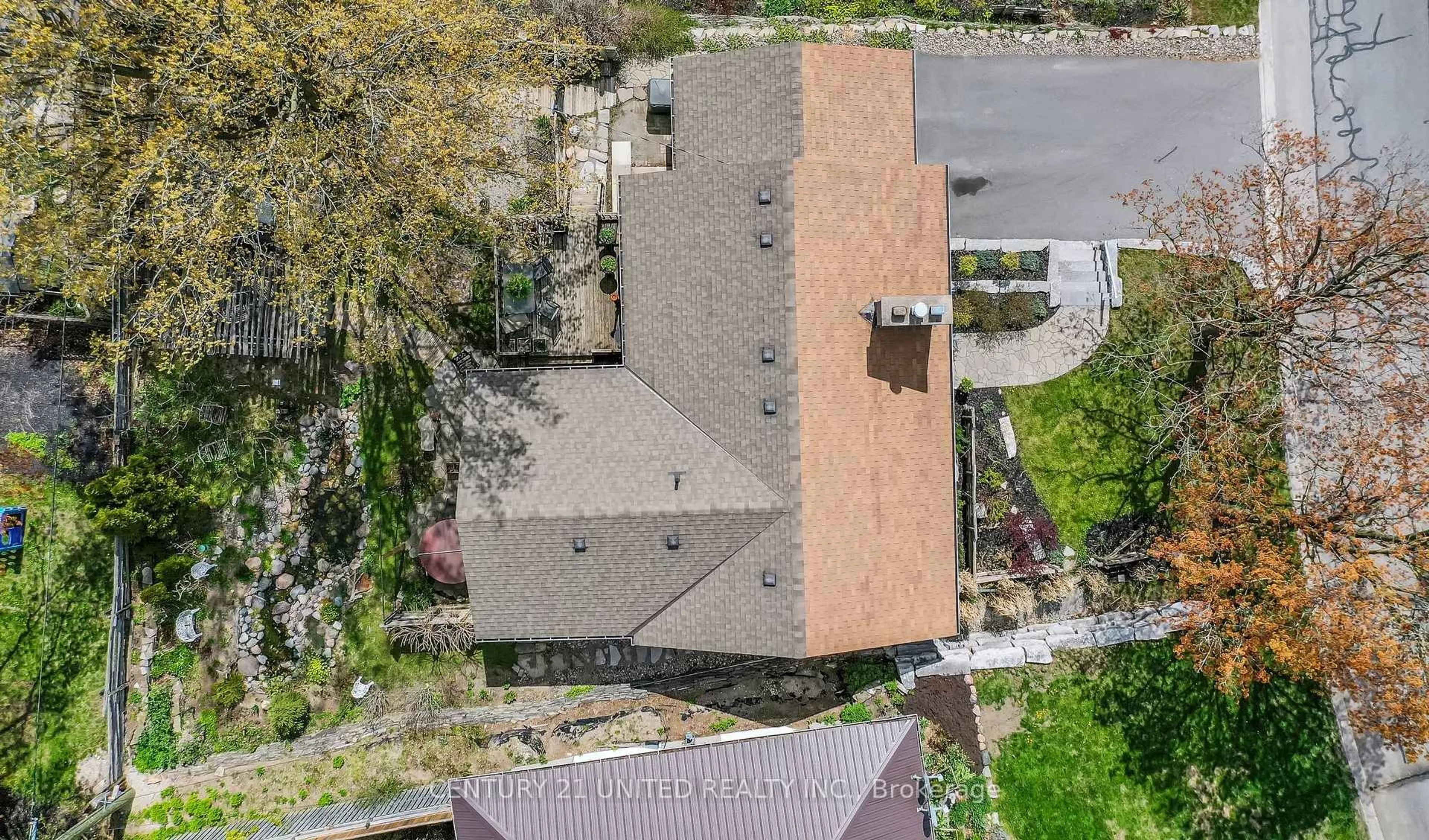 A pic from outside/outdoor area/front of a property/back of a property/a pic from drone, street for 682 Victory Cres, Peterborough Ontario K9J 4T3