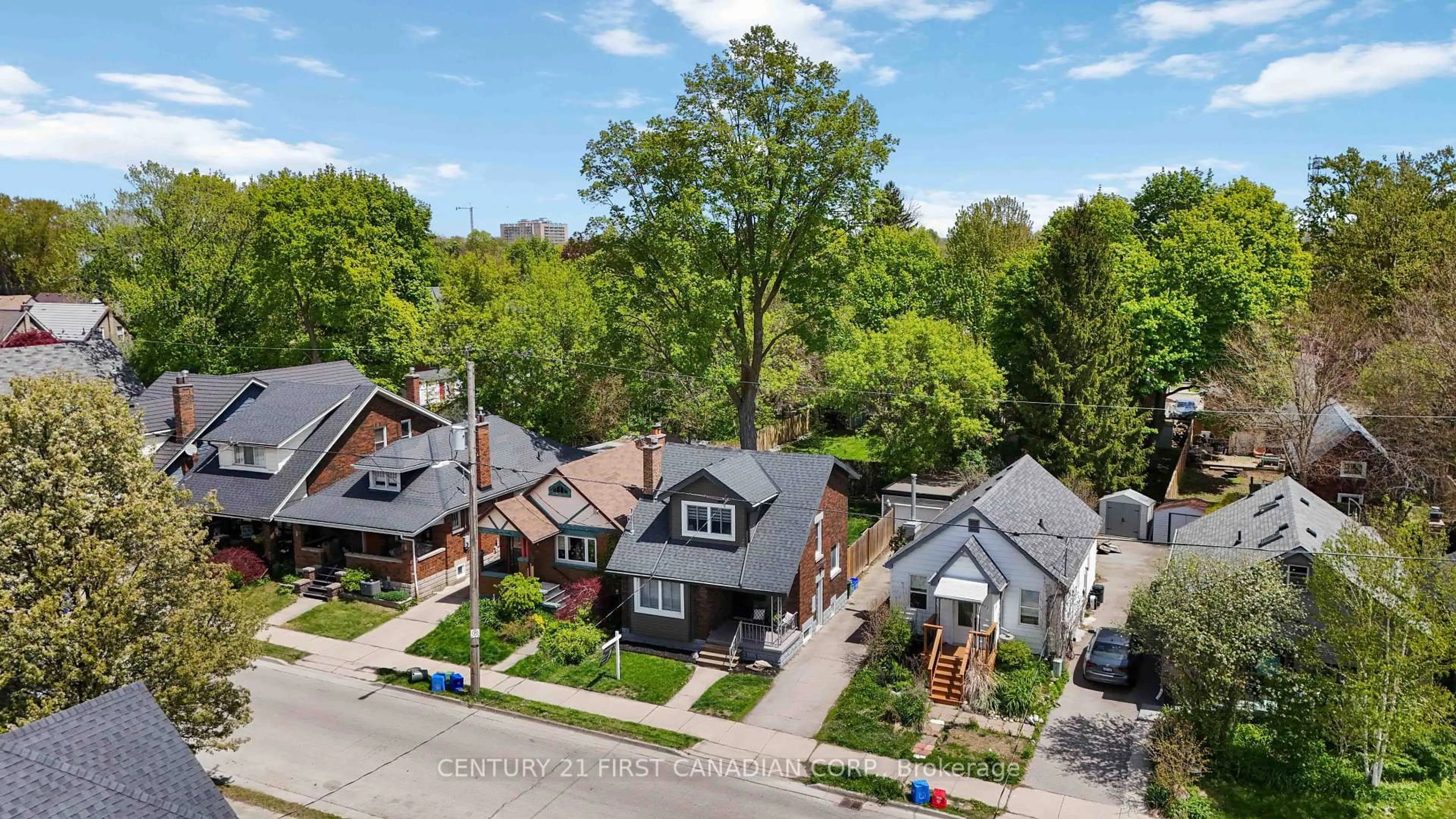 A pic from outside/outdoor area/front of a property/back of a property/a pic from drone, street for 474 Woodman Ave, London East Ontario N5W 3Z9