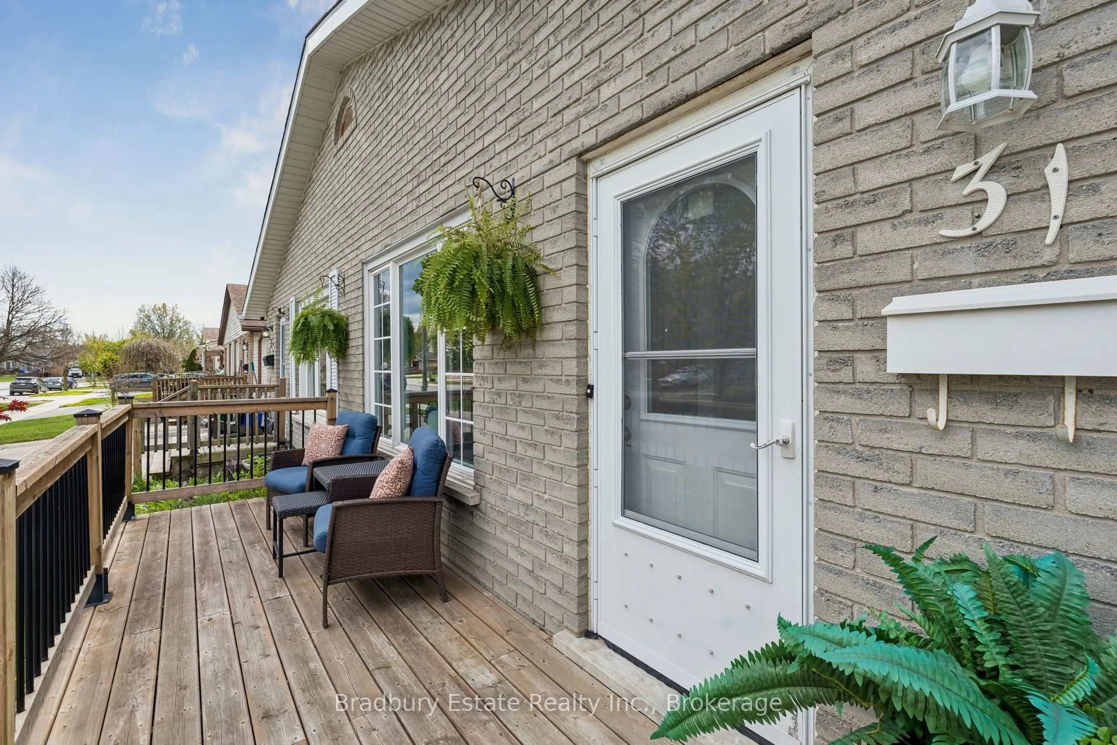 Patio, street for 31 Mayfair Dr, Welland Ontario L3C 7A2