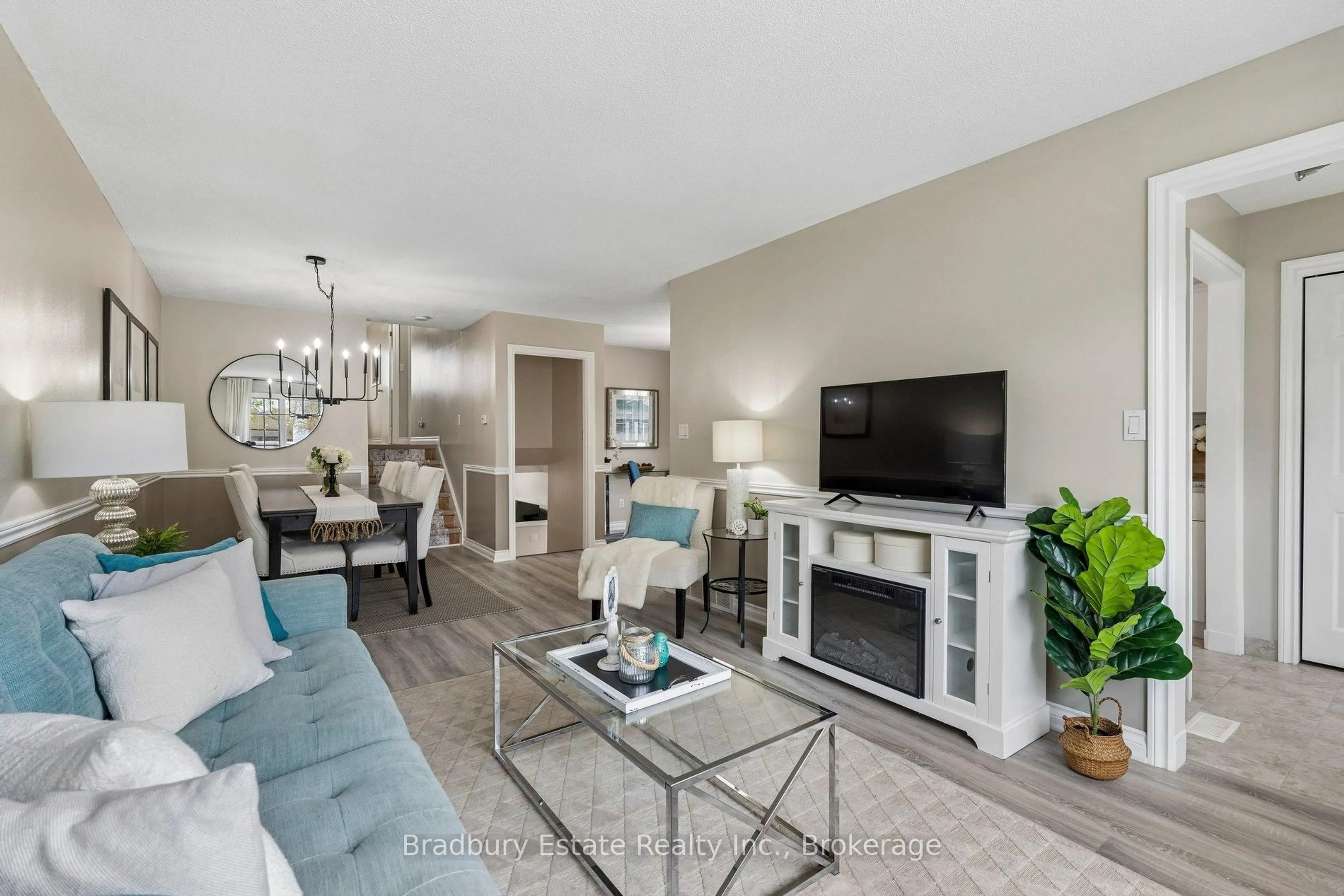 Living room with furniture, unknown for 31 Mayfair Dr, Welland Ontario L3C 7A2