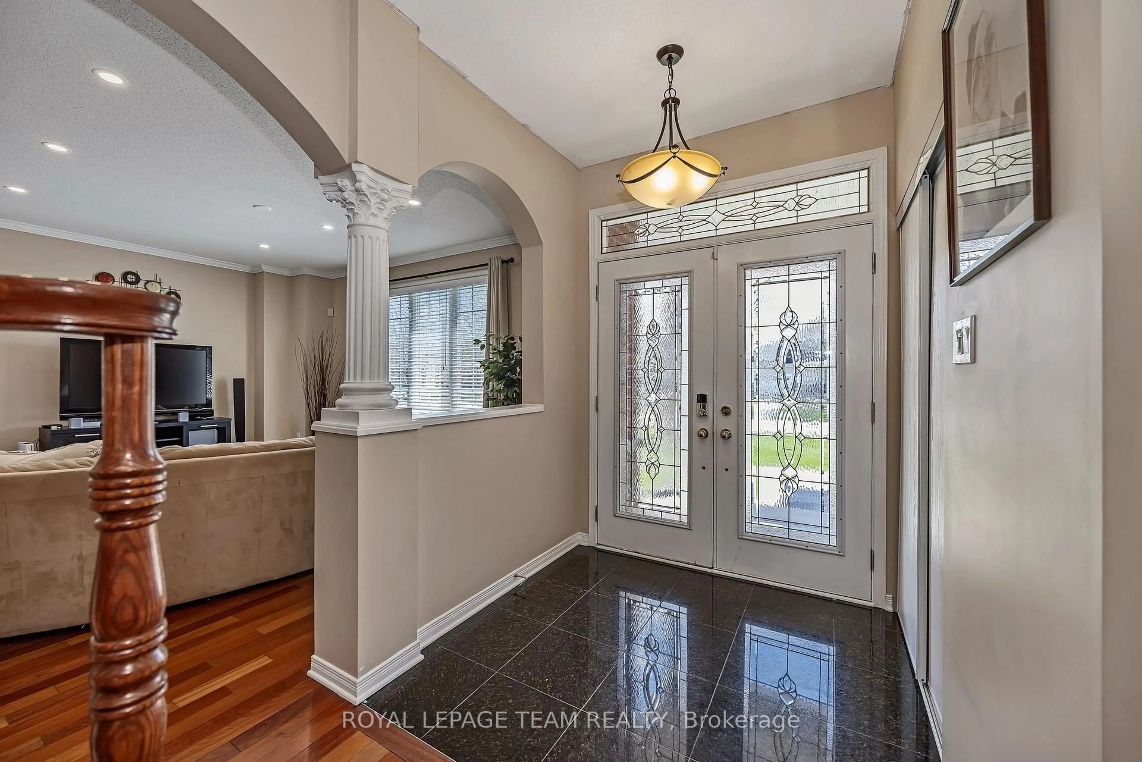 Indoor entryway for 6918 Mary Anne Dr, Greely Ontario K4P 0C1