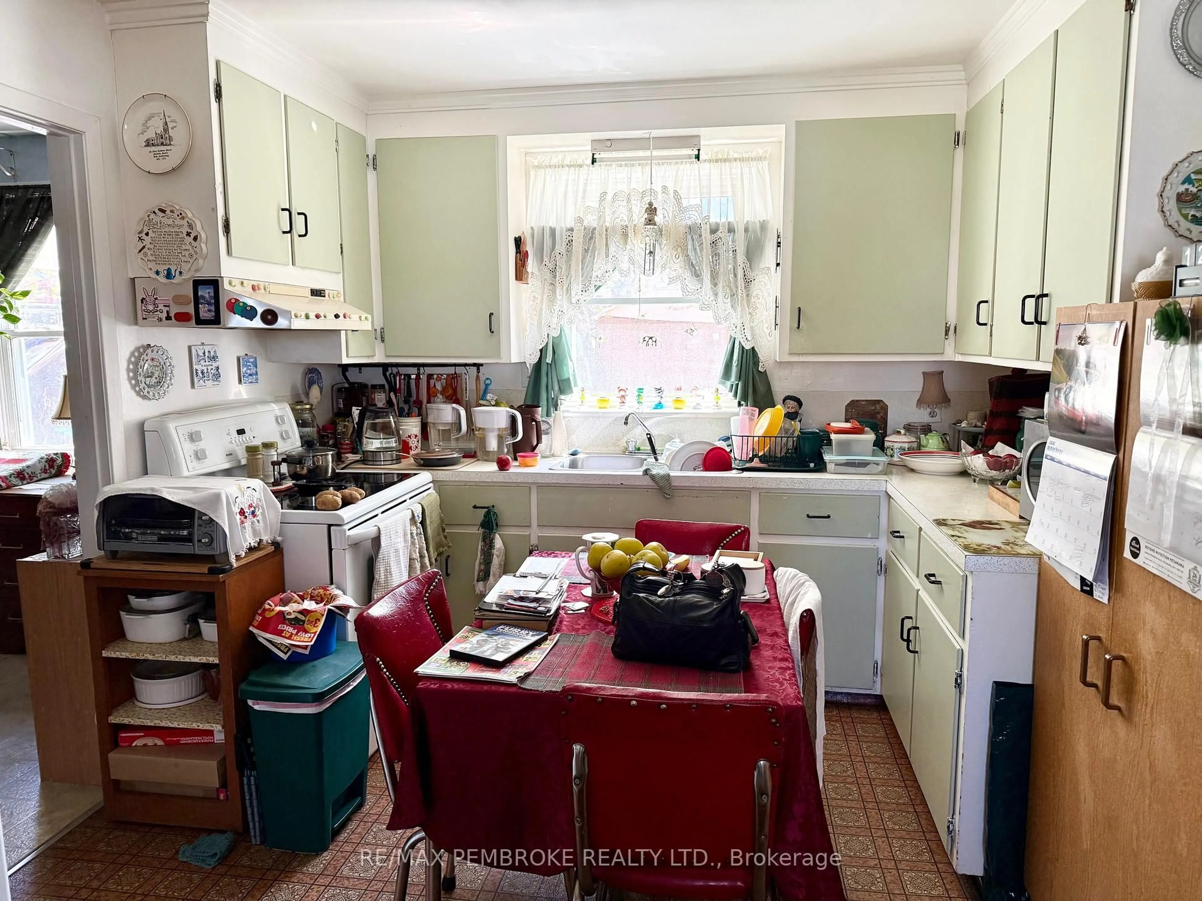 Standard kitchen, unknown for 153 Cecelia St, Pembroke Ontario K8A 1R7