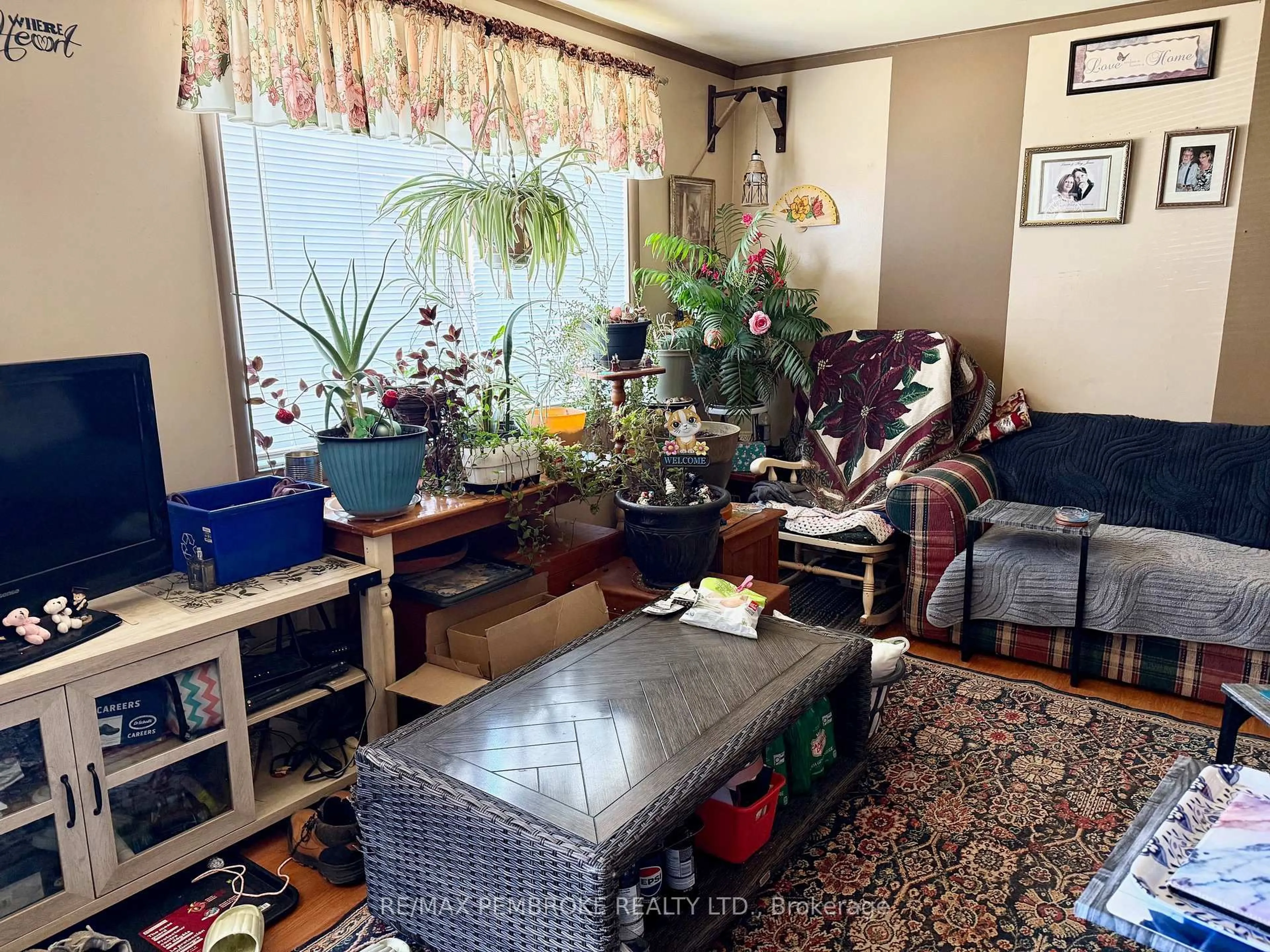 A pic of a room for 153 Cecelia St, Pembroke Ontario K8A 1R7