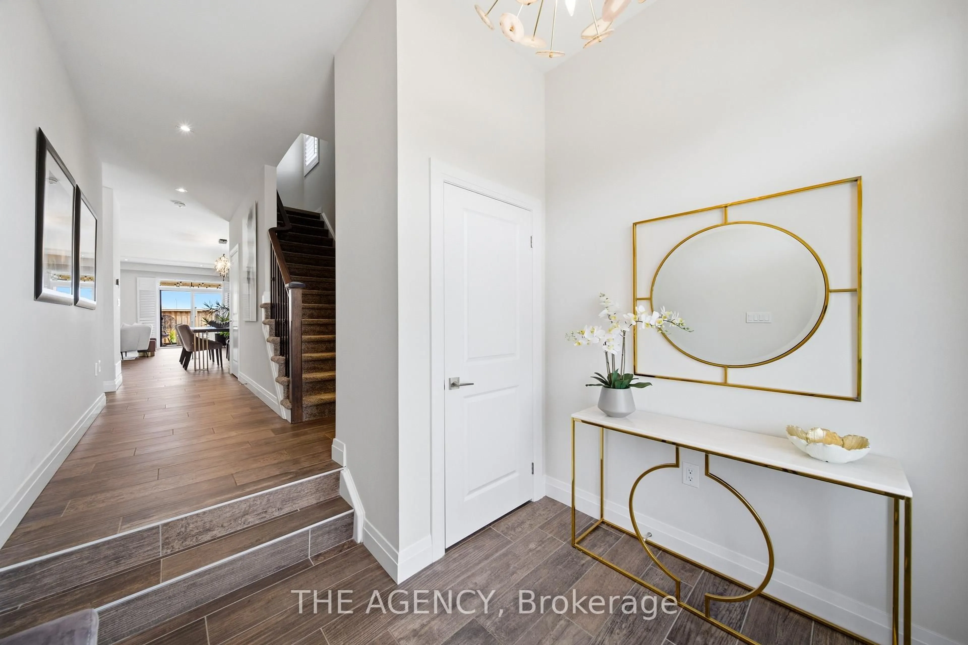 Indoor entryway for 102 Cutting Dr, Centre Wellington Ontario N0B 1S0