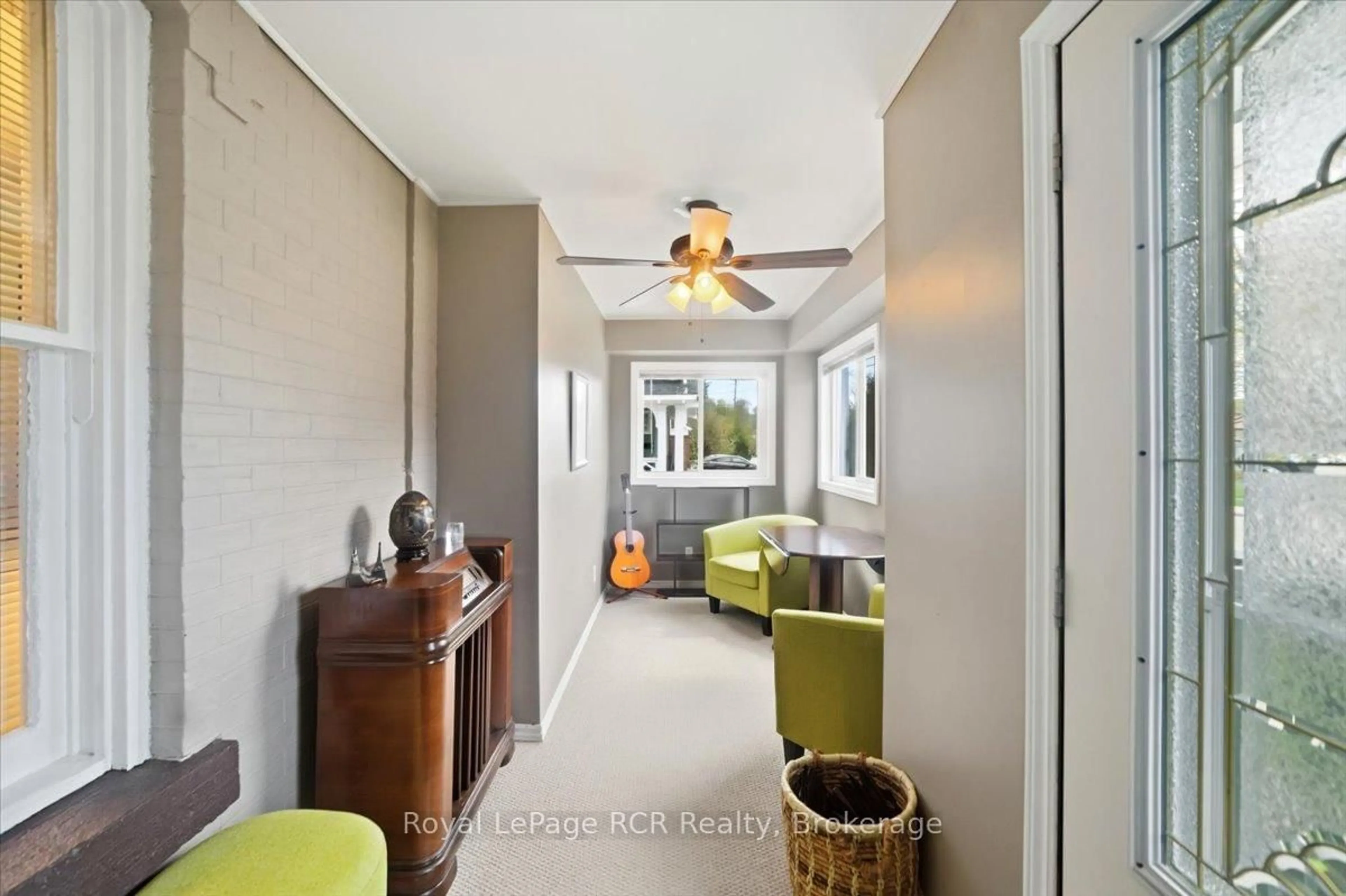 Indoor entryway for 271 7th St, Owen Sound Ontario N4K 1H8