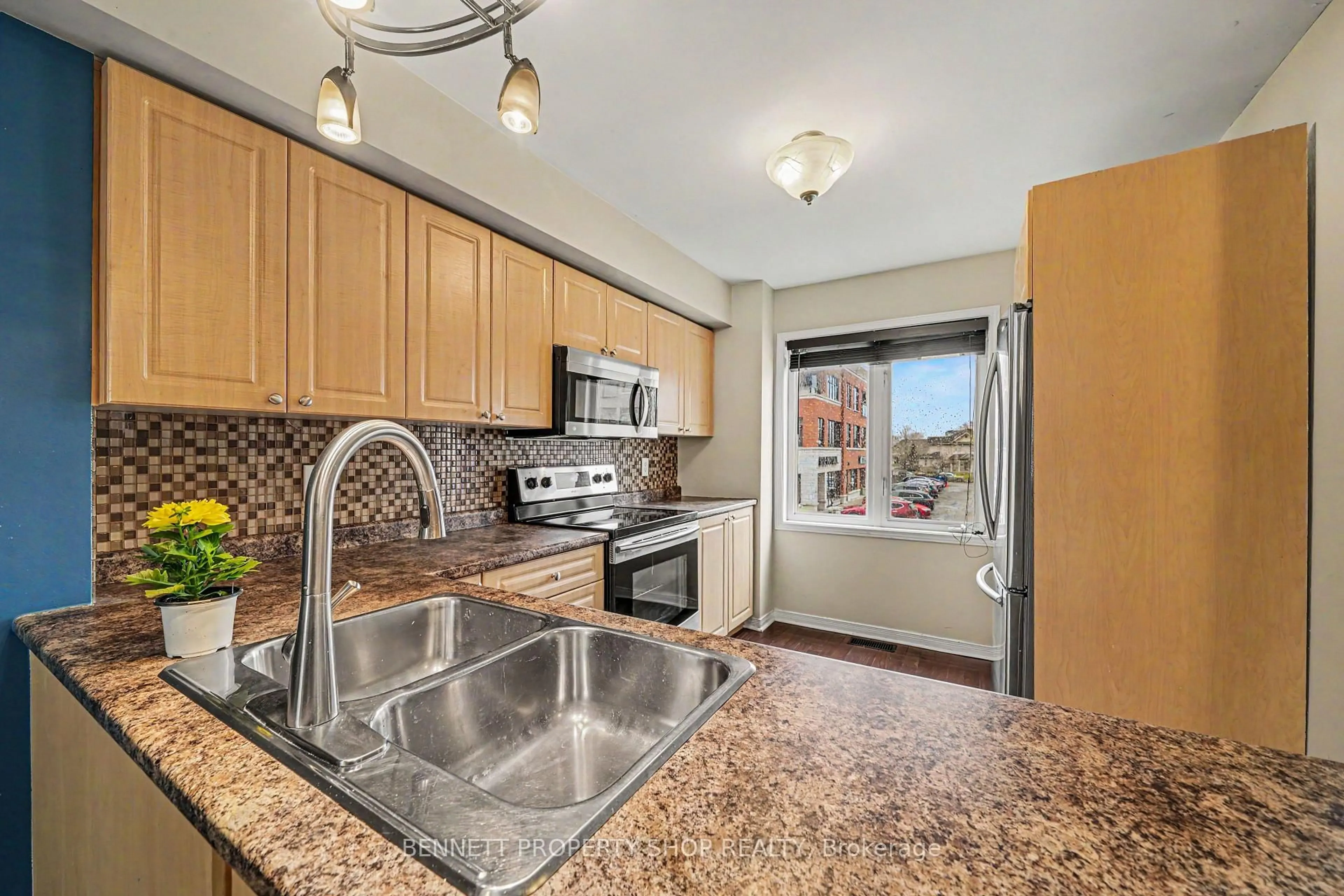 Standard kitchen, ceramic/tile floor for 237 Kennevale Dr, Ottawa Ontario K2J 0C3
