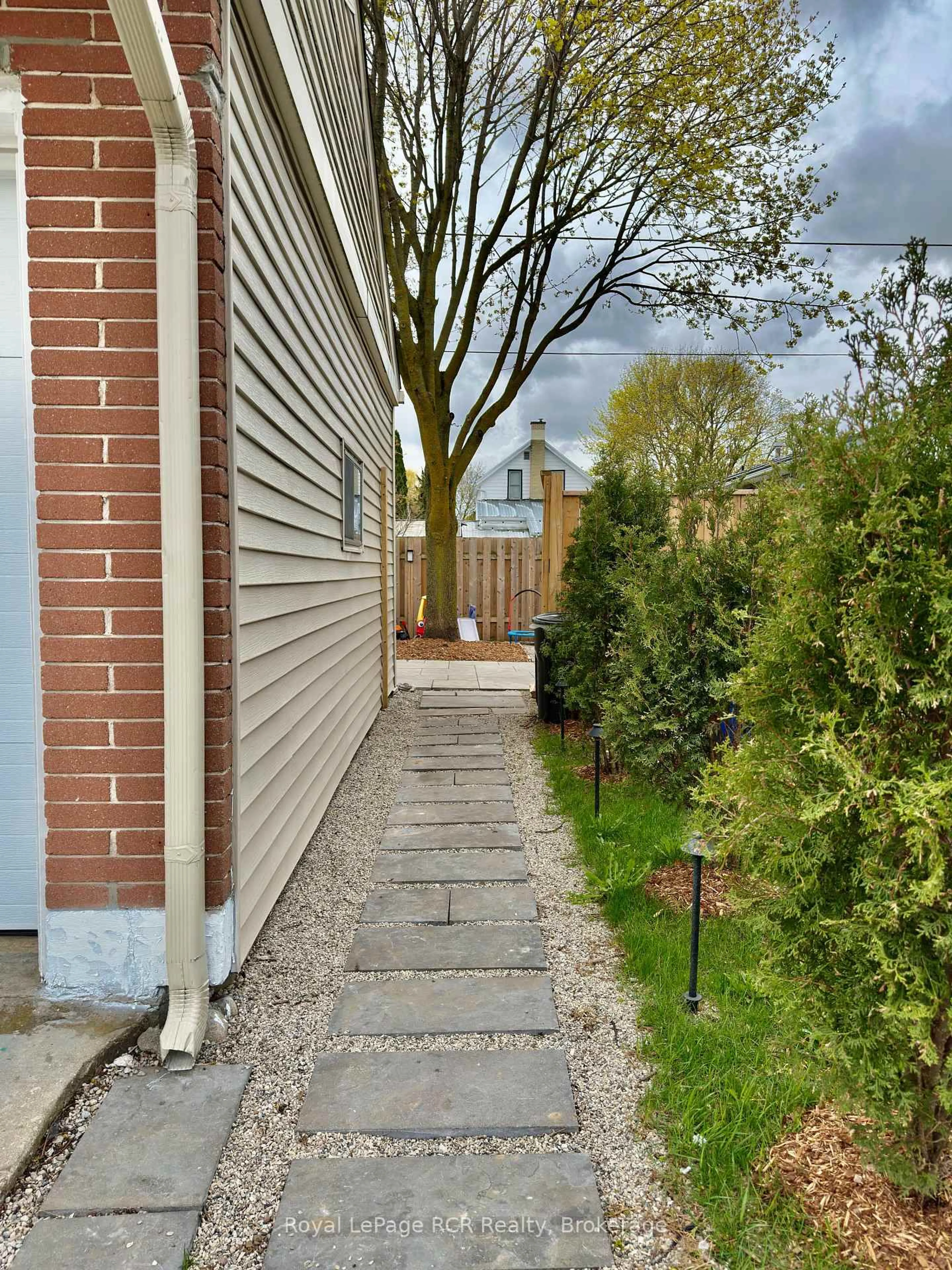 Unknown for 535 13th St, Hanover Ontario N4N 1Y5