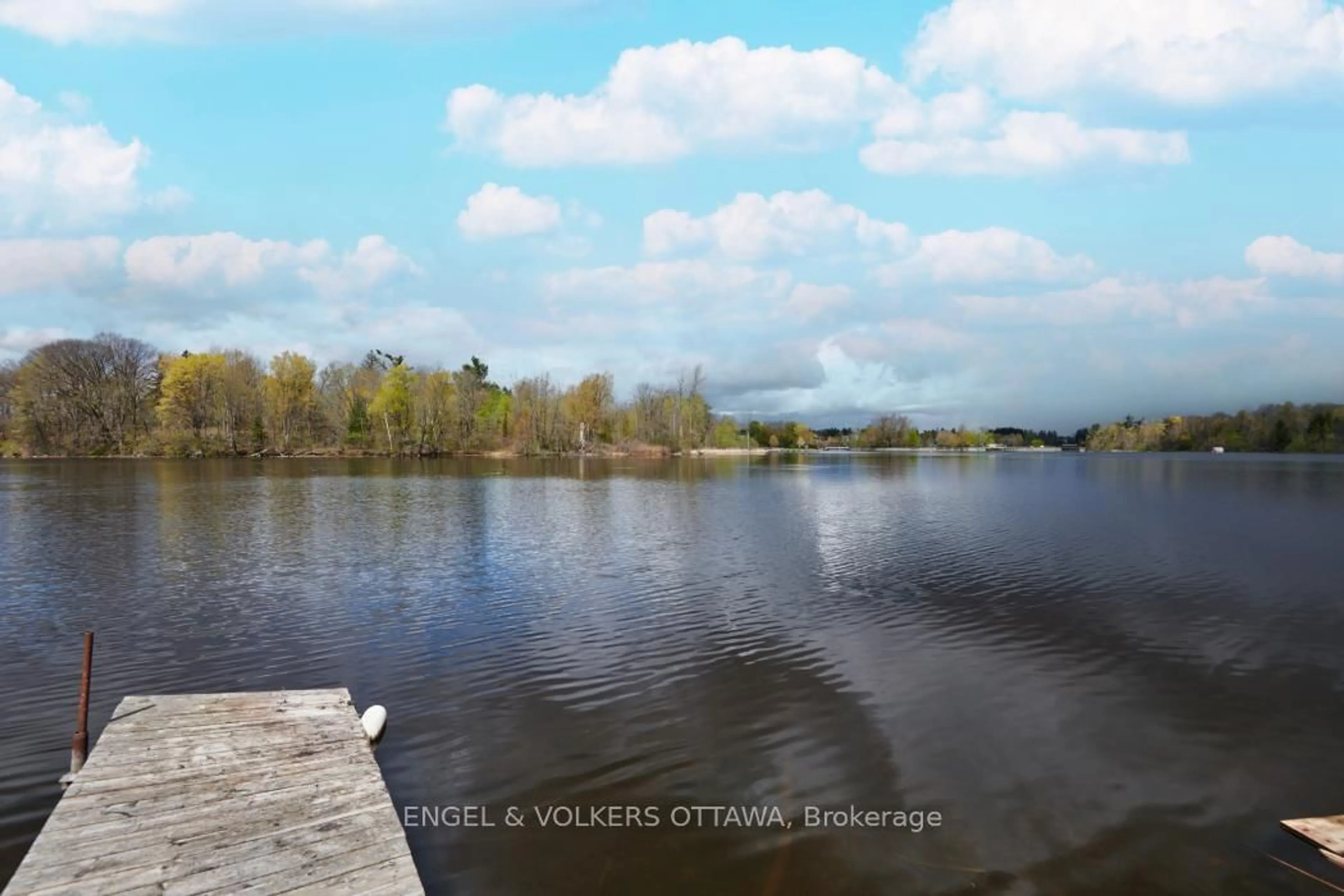 Blurry image for 1477 Jarvis Dr, Ottawa Ontario K1V 1H1
