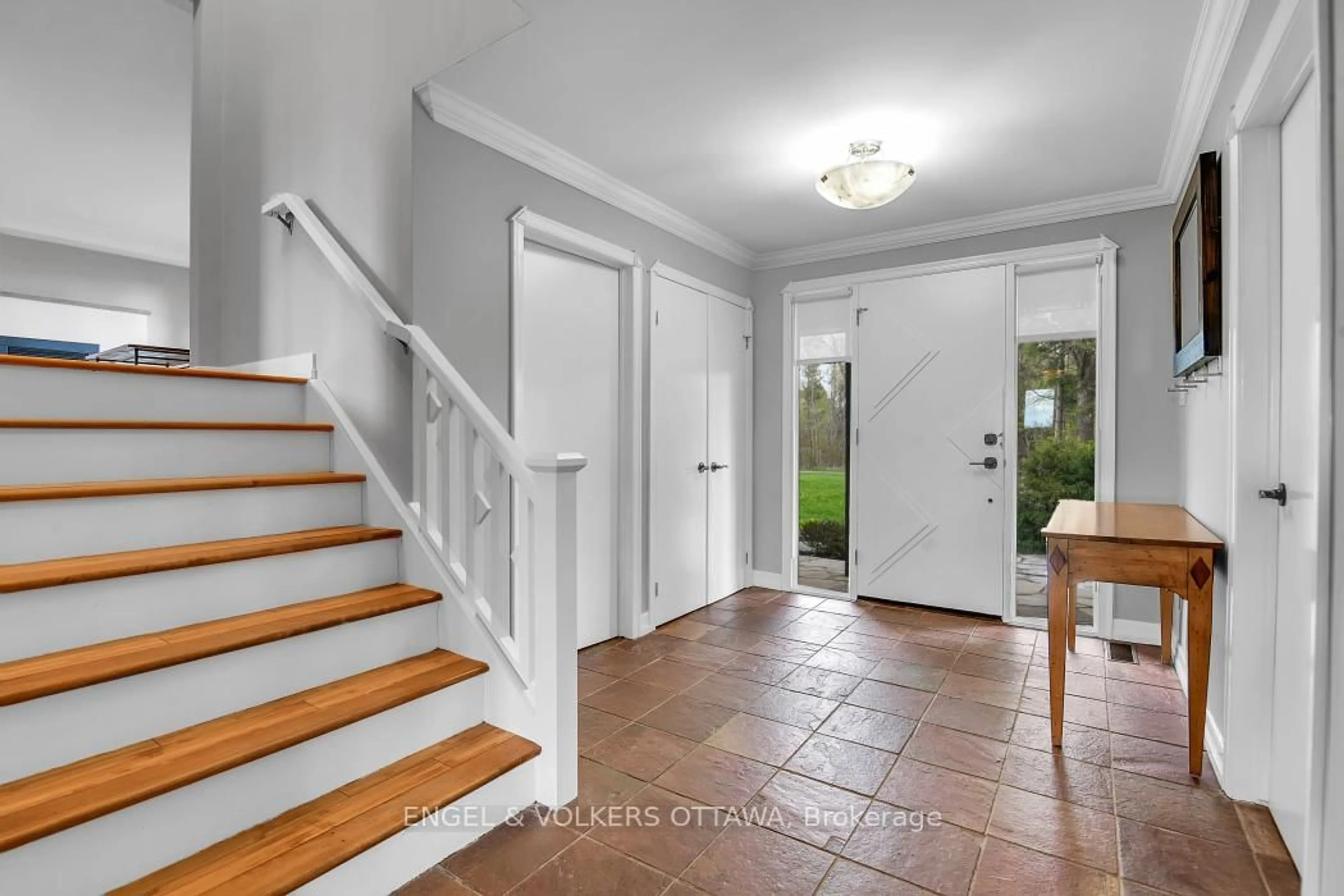 Indoor entryway for 1477 Jarvis Dr, Ottawa Ontario K1V 1H1