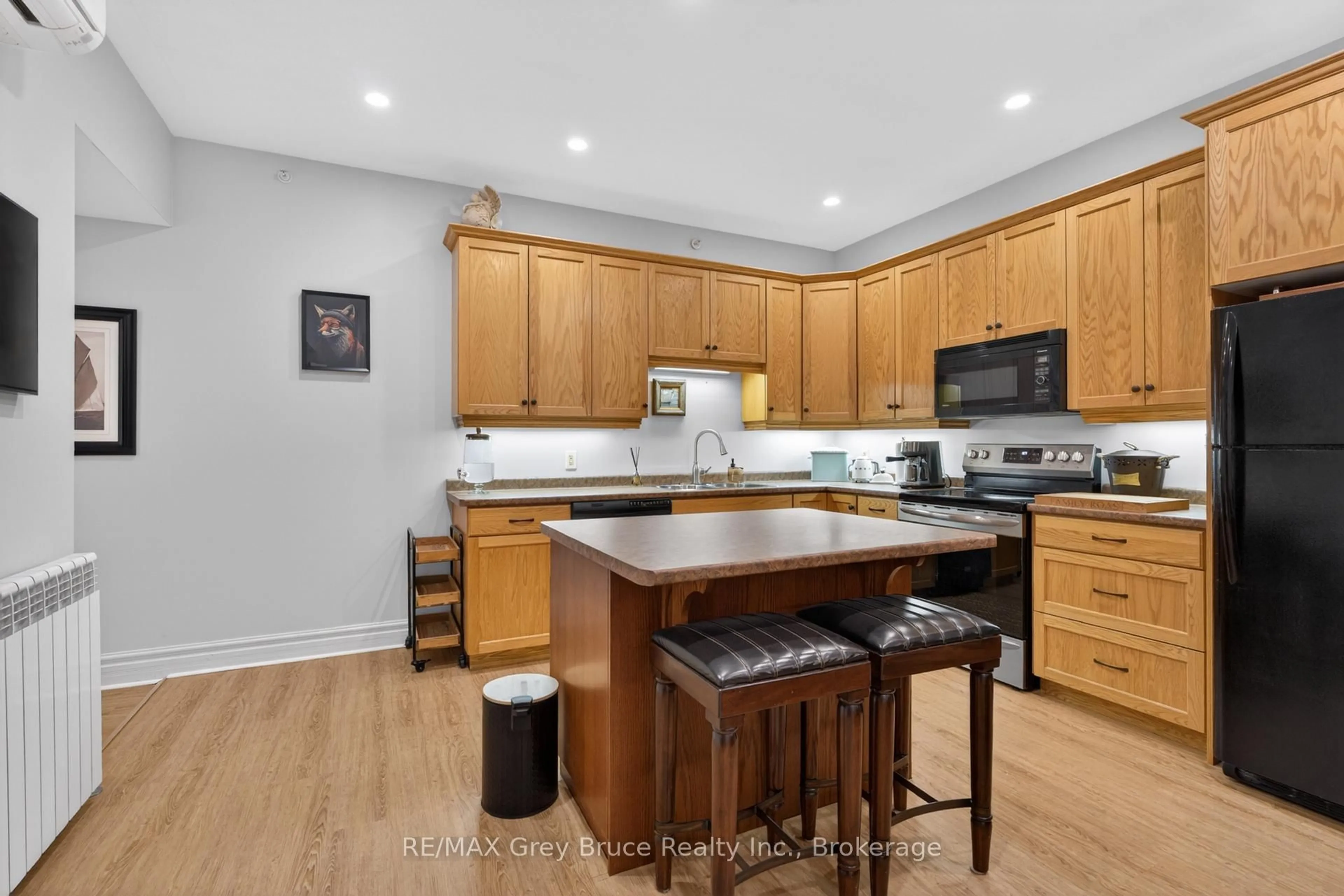 Open concept kitchen, unknown for Unit 6 - 355 princess St, Georgian Bluffs Ontario N0H 2K0