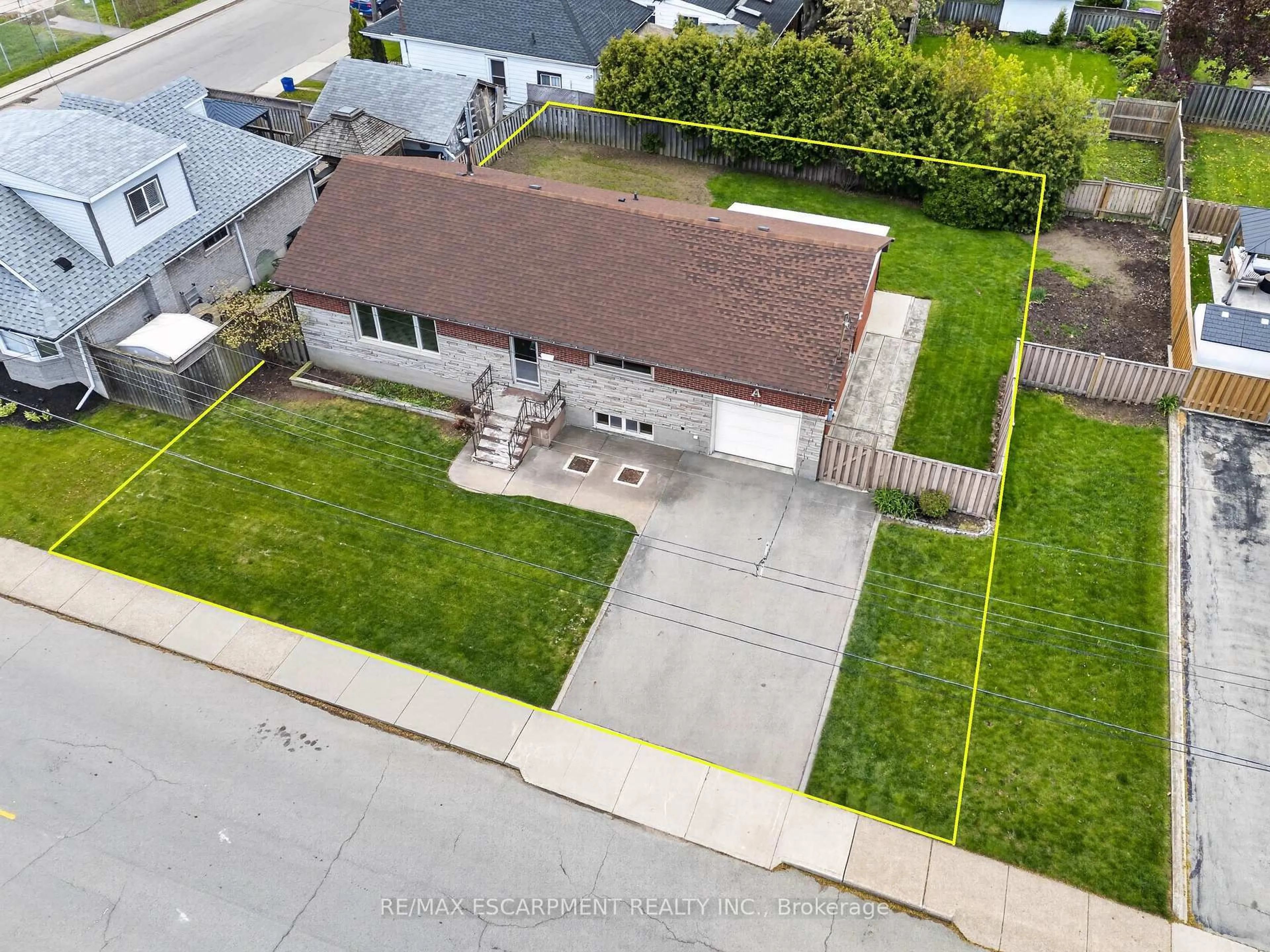 A pic from outside/outdoor area/front of a property/back of a property/a pic from drone, street for 162 Mountville Ave, Hamilton Ontario L9A 1E7