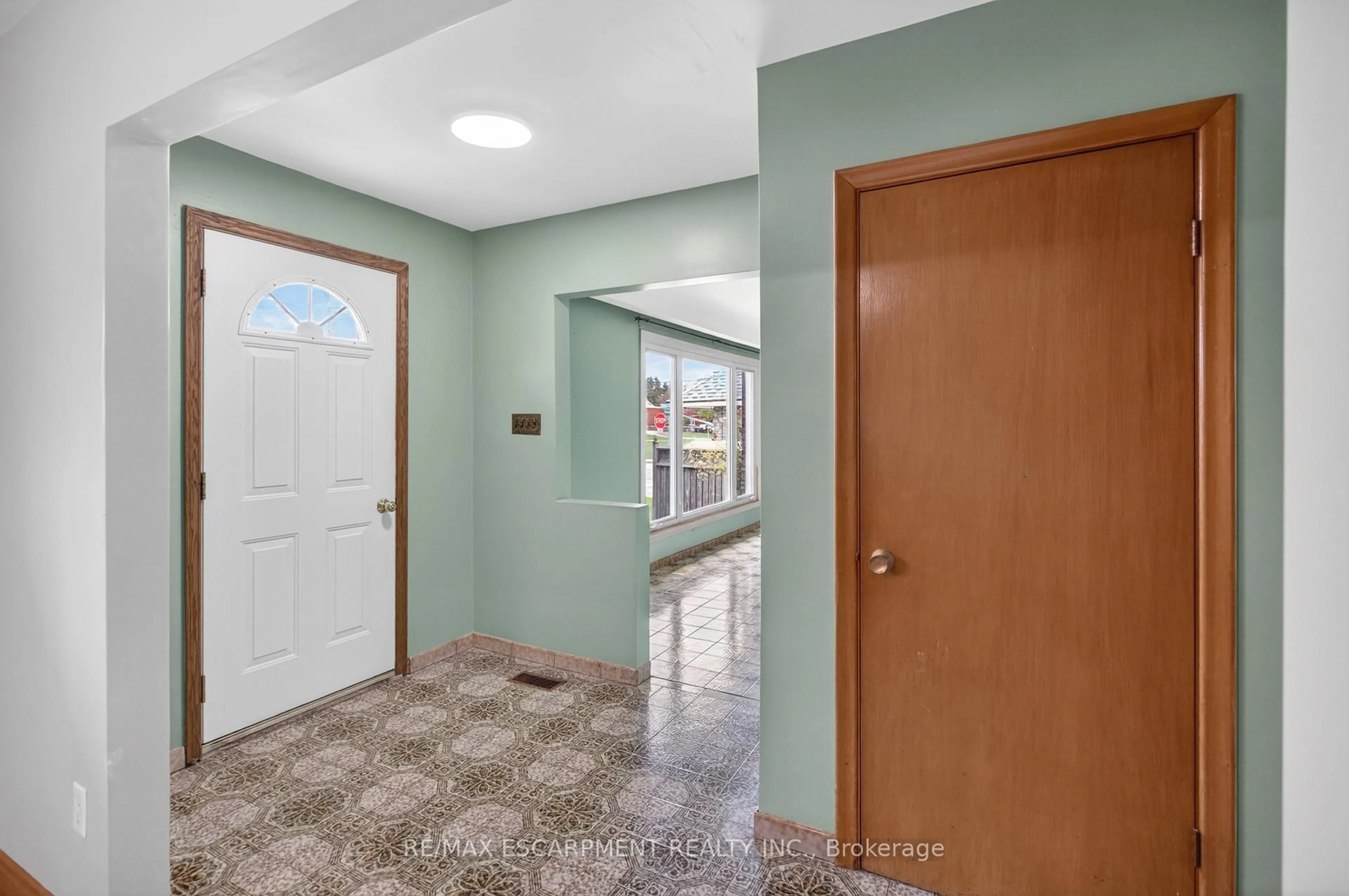 Indoor entryway for 162 Mountville Ave, Hamilton Ontario L9A 1E7
