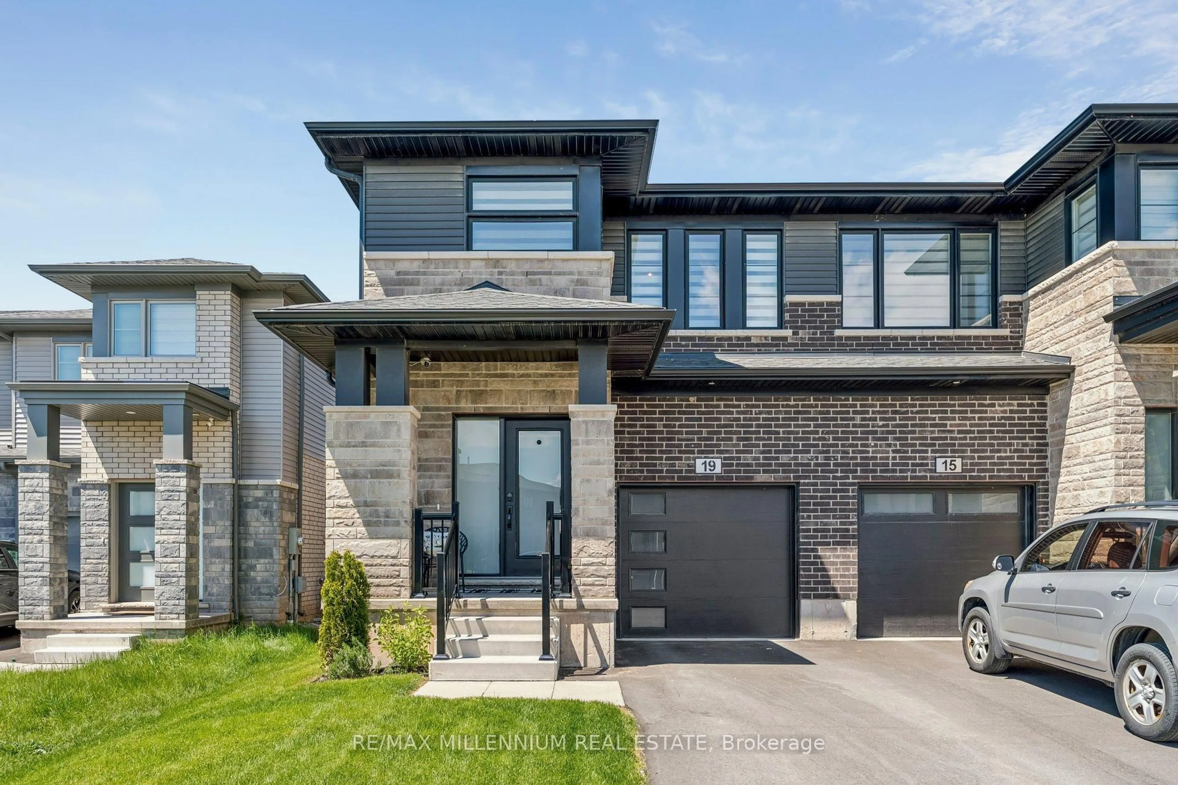 Home with brick exterior material, street for 19 Whelan Crt, Thorold Ontario L2V 0M3
