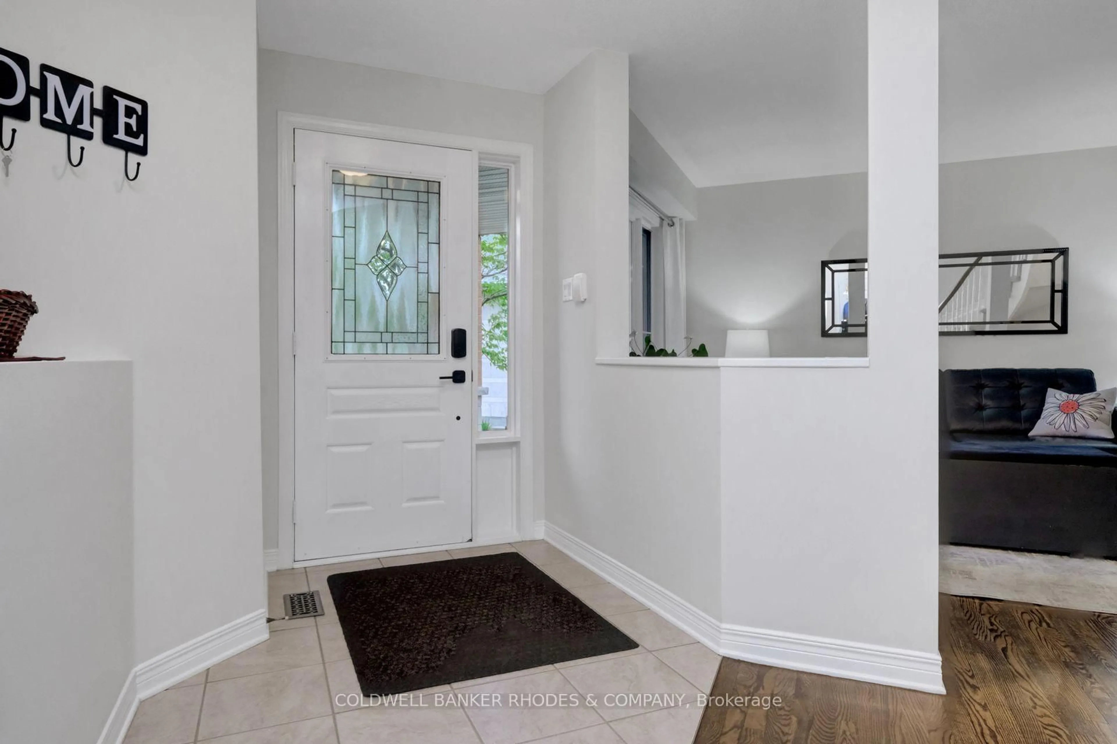 Indoor entryway for 4611 SUGAR MAPLE Dr, Ottawa Ontario K1V 1Y5