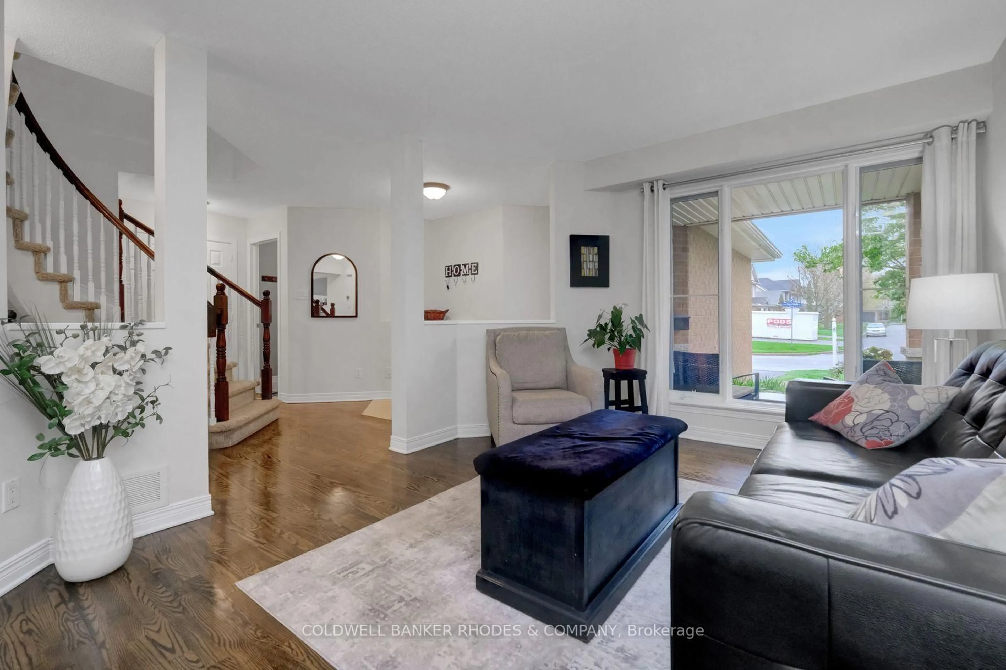 Living room with furniture, unknown for 4611 SUGAR MAPLE Dr, Ottawa Ontario K1V 1Y5
