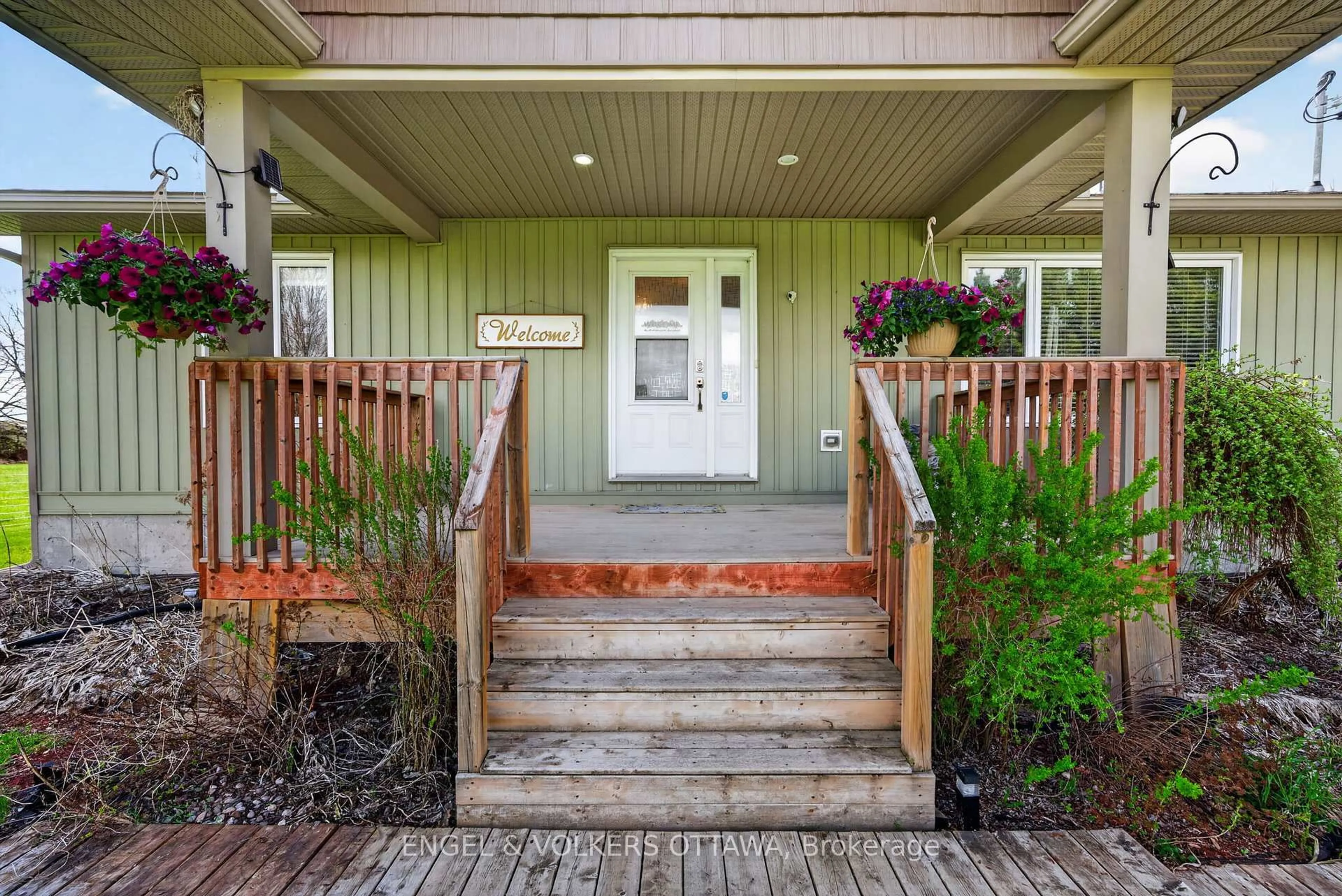 Indoor entryway for 6042 Dobson Lane, Richmond Ontario K0A 2Z0