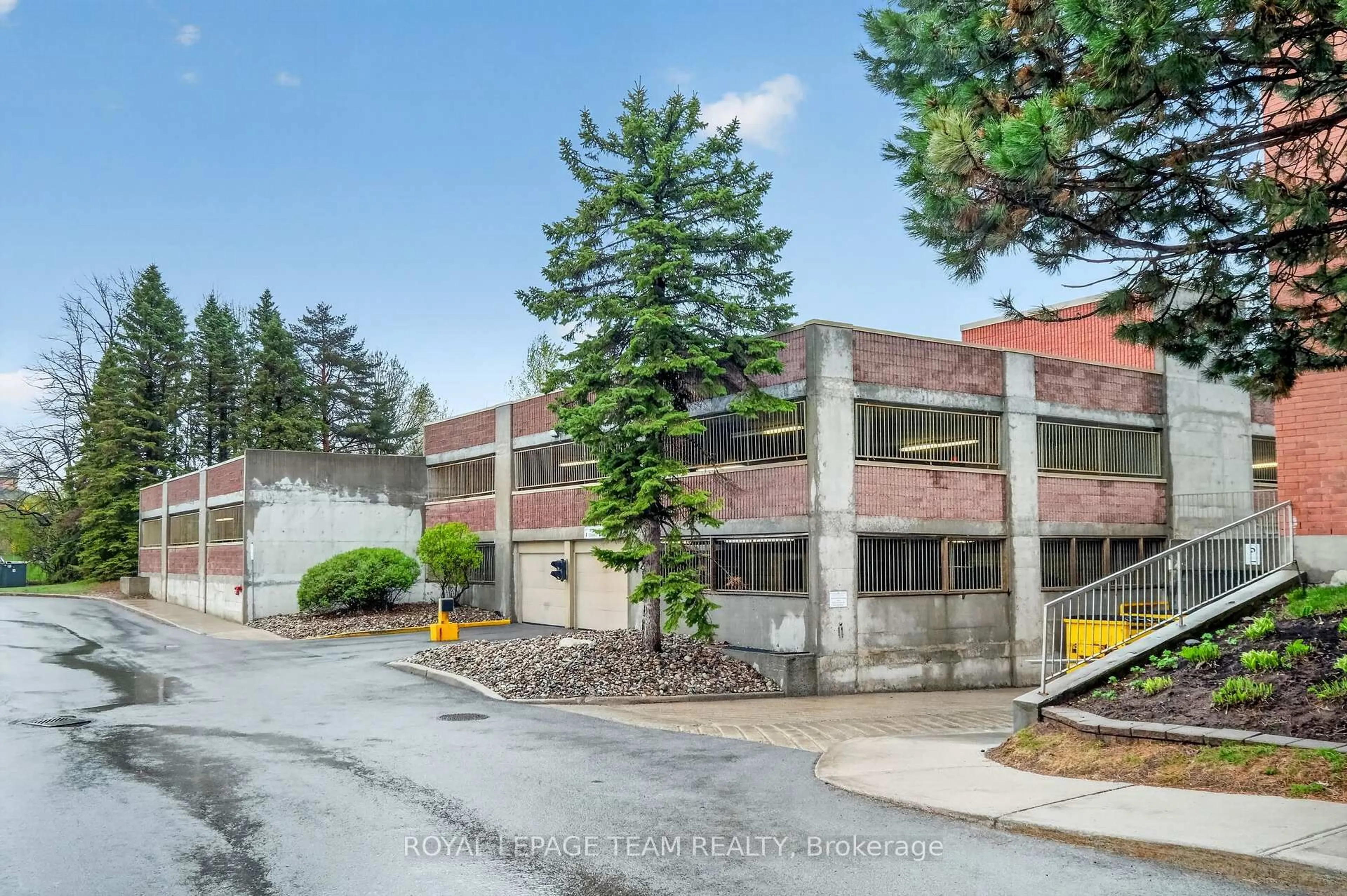 A pic from outside/outdoor area/front of a property/back of a property/a pic from drone, building for 960 TERON Rd #714, Ottawa Ontario K2K 2B6