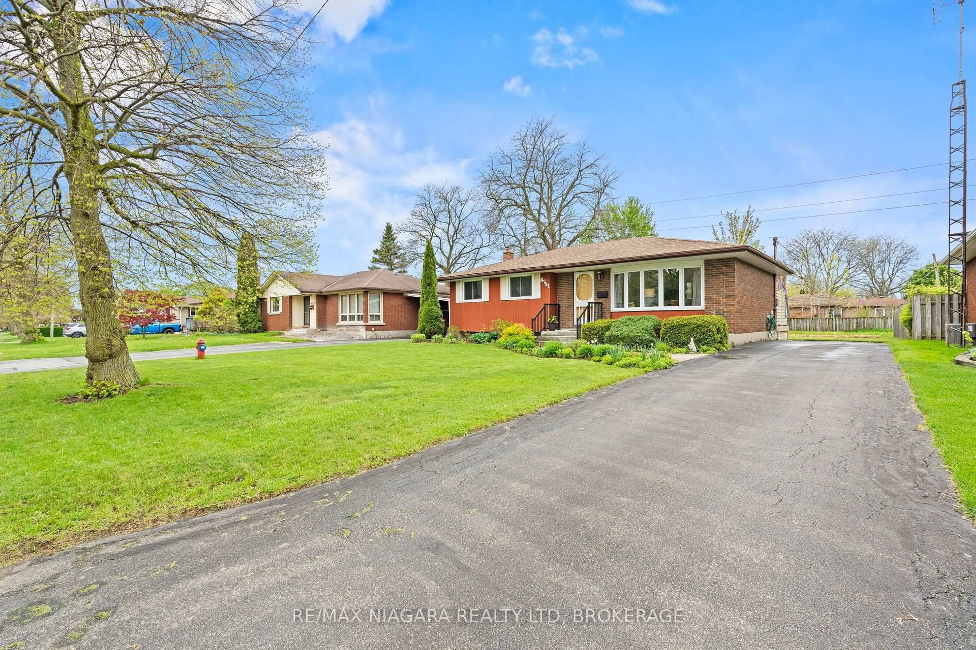A pic from outside/outdoor area/front of a property/back of a property/a pic from drone, street for 8751 Banting Ave, Niagara Falls Ontario L2G 6Z7