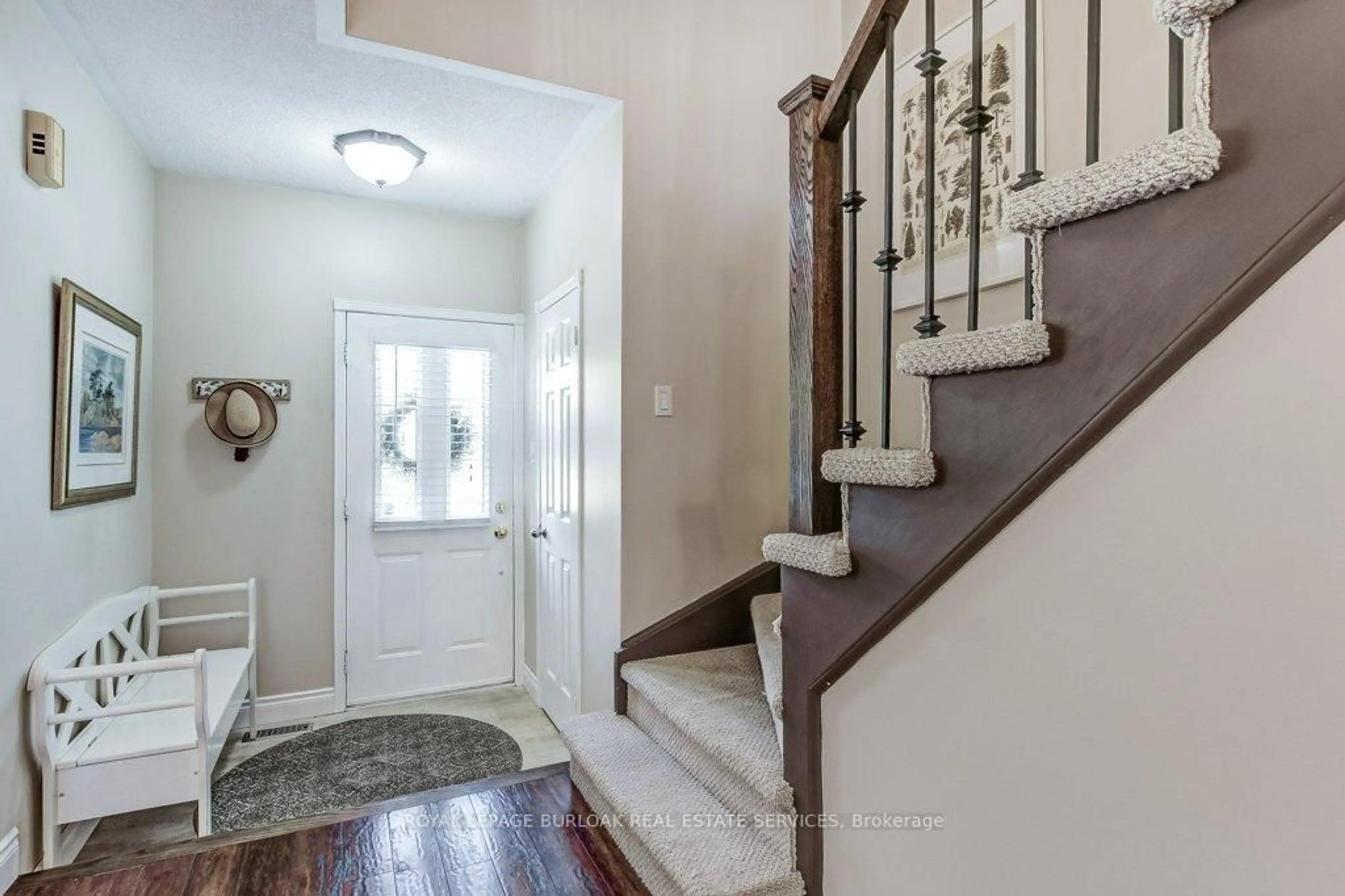 Indoor entryway for 4 Edgewater Dr, Hamilton Ontario L8E 4Z3