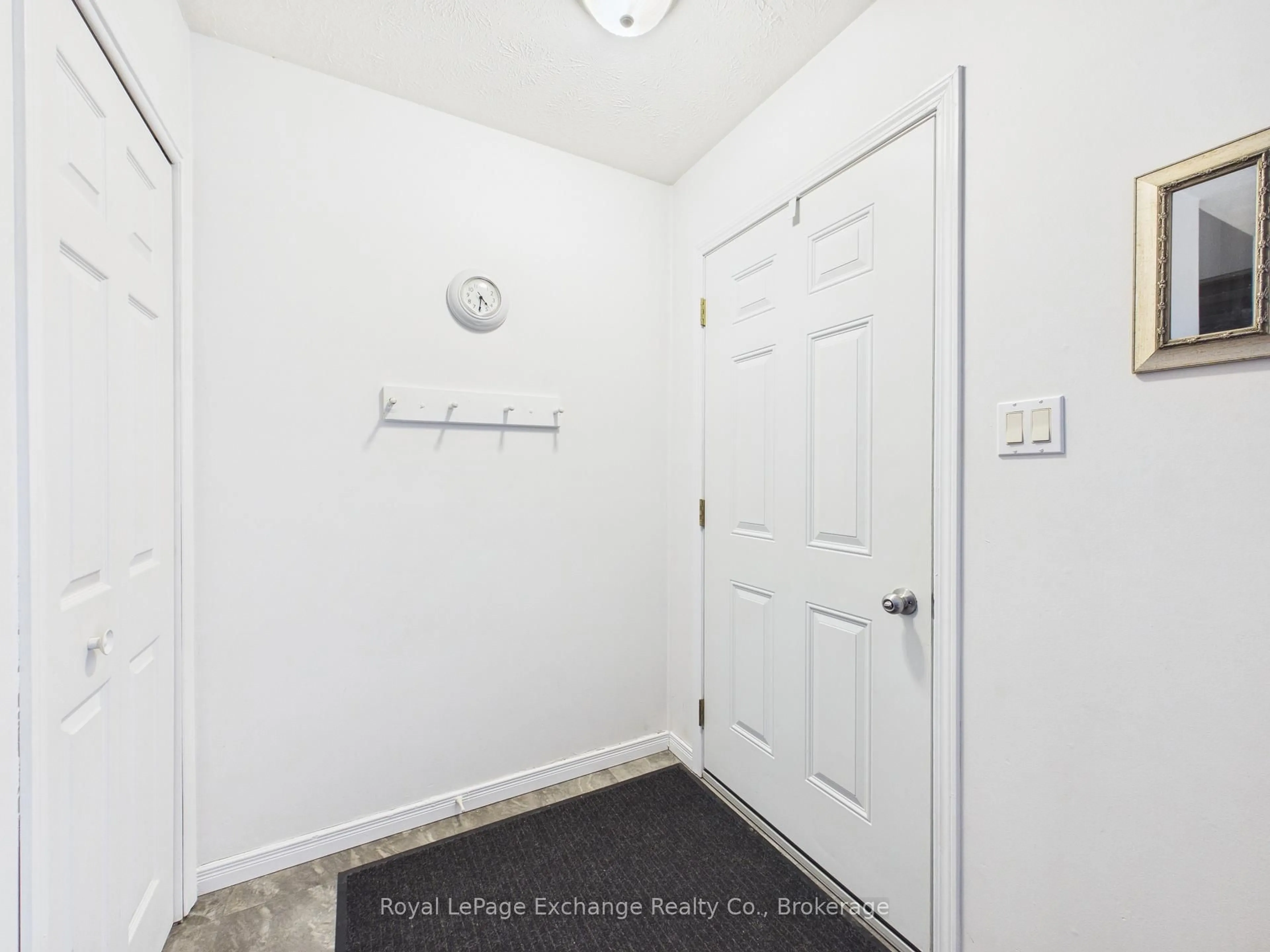 Indoor entryway for 751 Walsh St, Kincardine Ontario N2Z 1R2