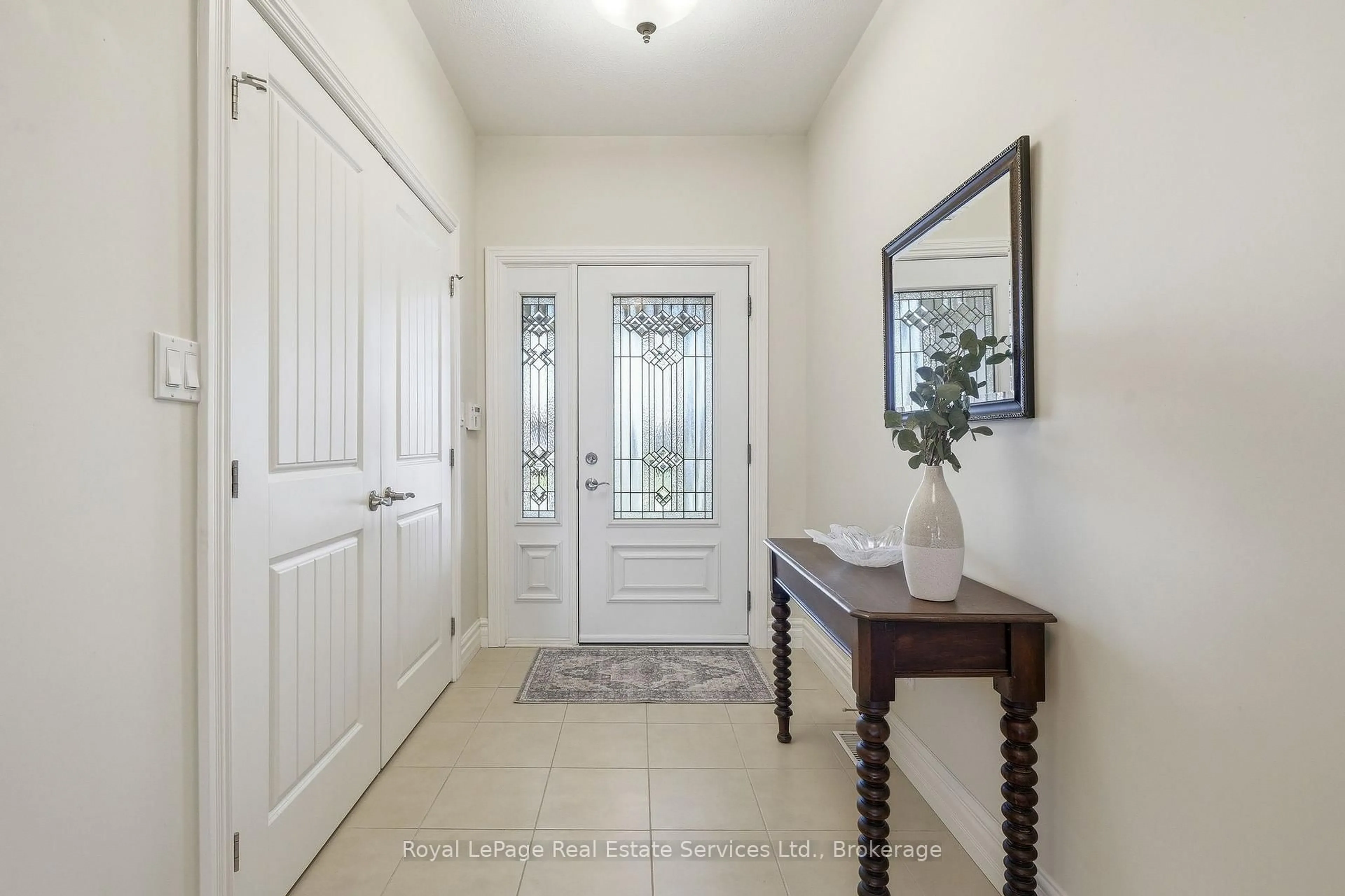 Indoor entryway for 35 Maplehurst Cres, Prince Edward County Ontario K0K 3L0