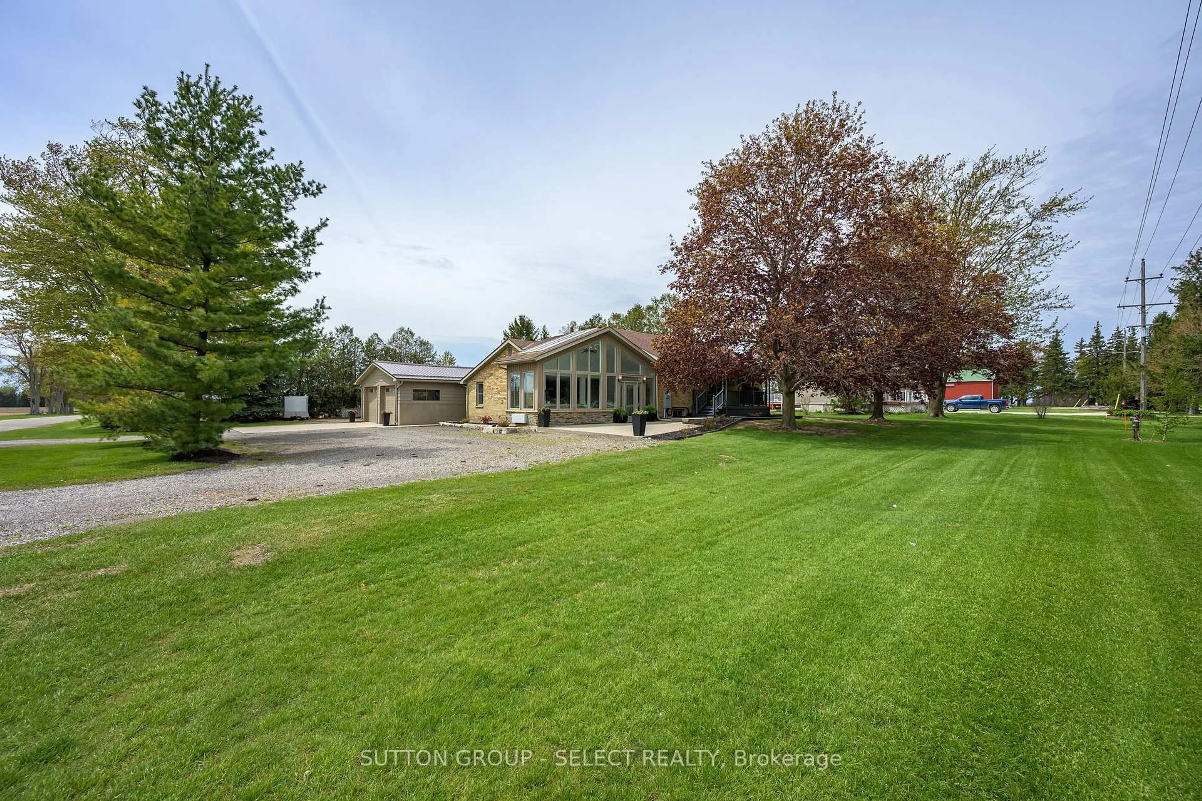 A pic from outside/outdoor area/front of a property/back of a property/a pic from drone, unknown for 5596 Mooresville Dr, North Middlesex Ontario N0M 2J0