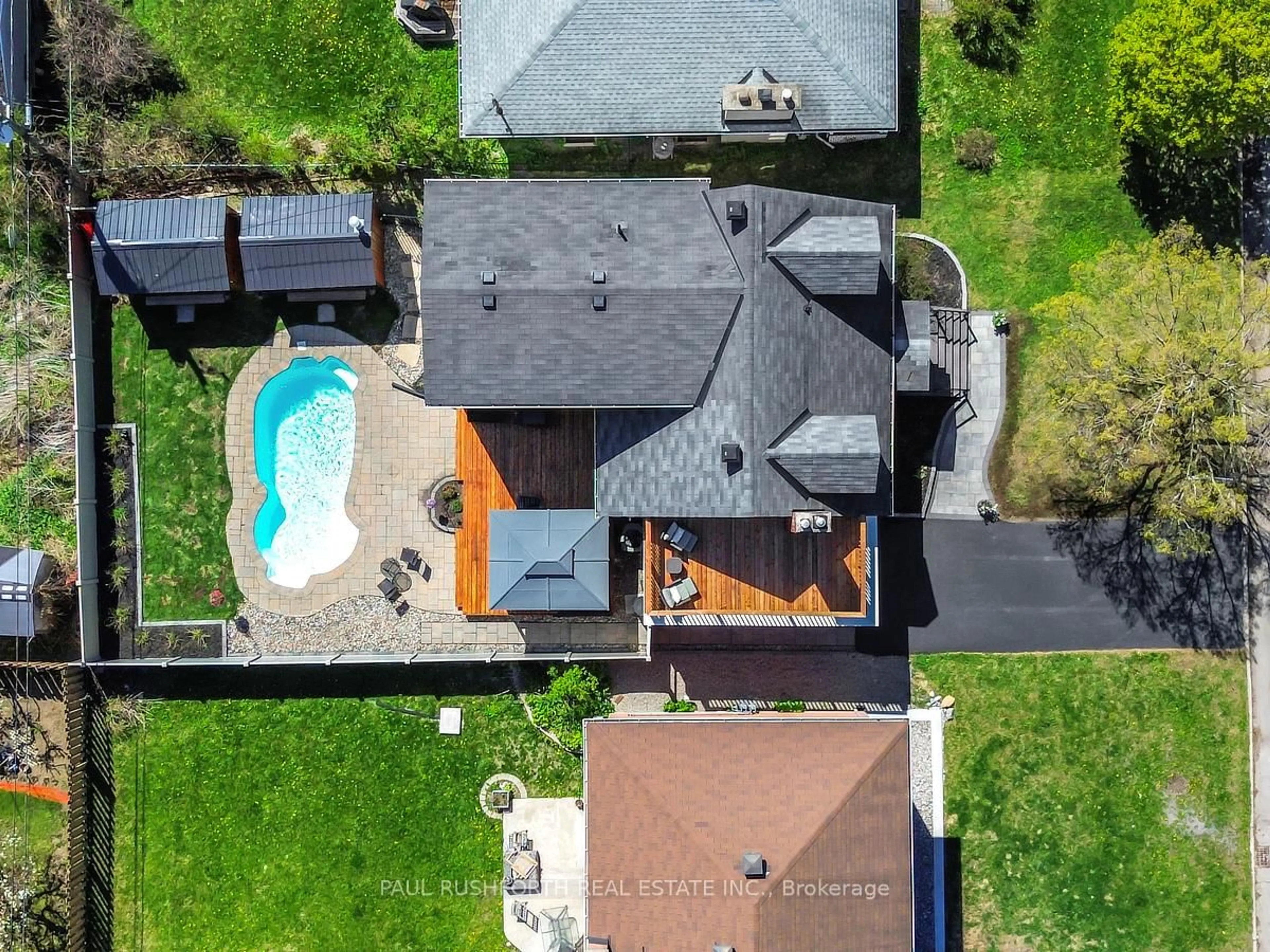 A pic from outside/outdoor area/front of a property/back of a property/a pic from drone, street for 1072 Richard Ave, Ottawa Ontario K1H 8C4